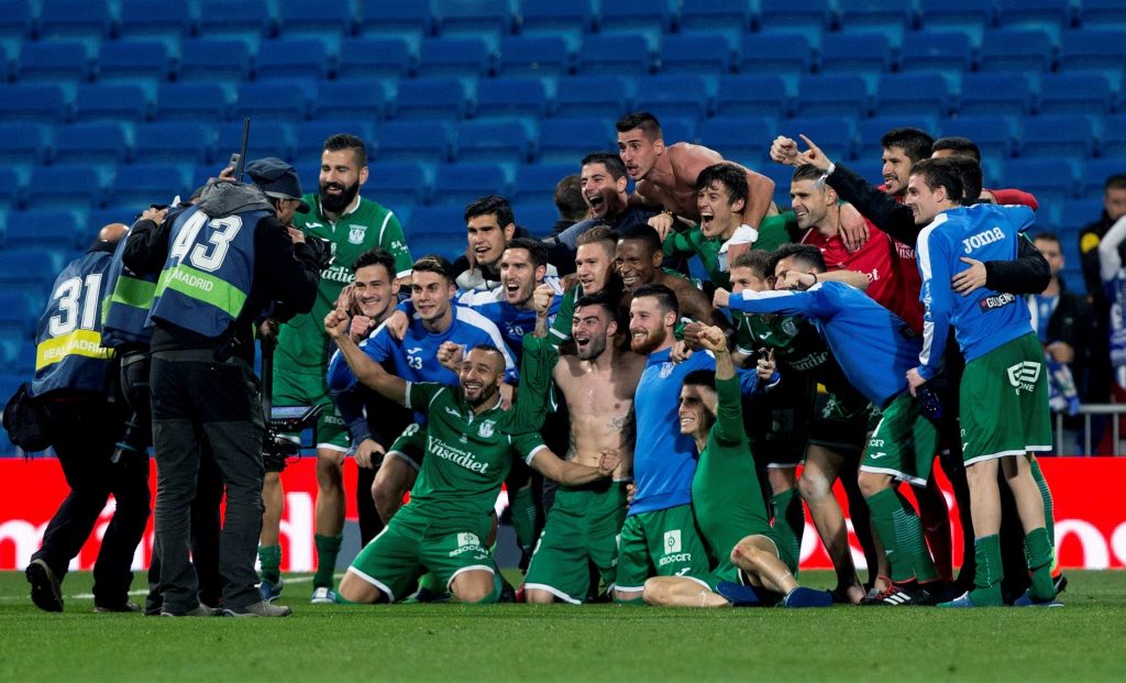 Los jugadores del Leganés celebran su hito en el Bernabéu.