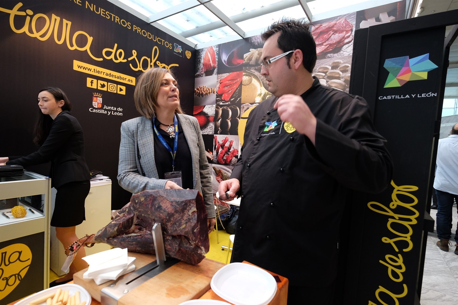 La consejera de Agricultura y Ganadería, Milagros Marcos, en el stand de ‘Tierra de Sabor’ de Madrid Fusión.