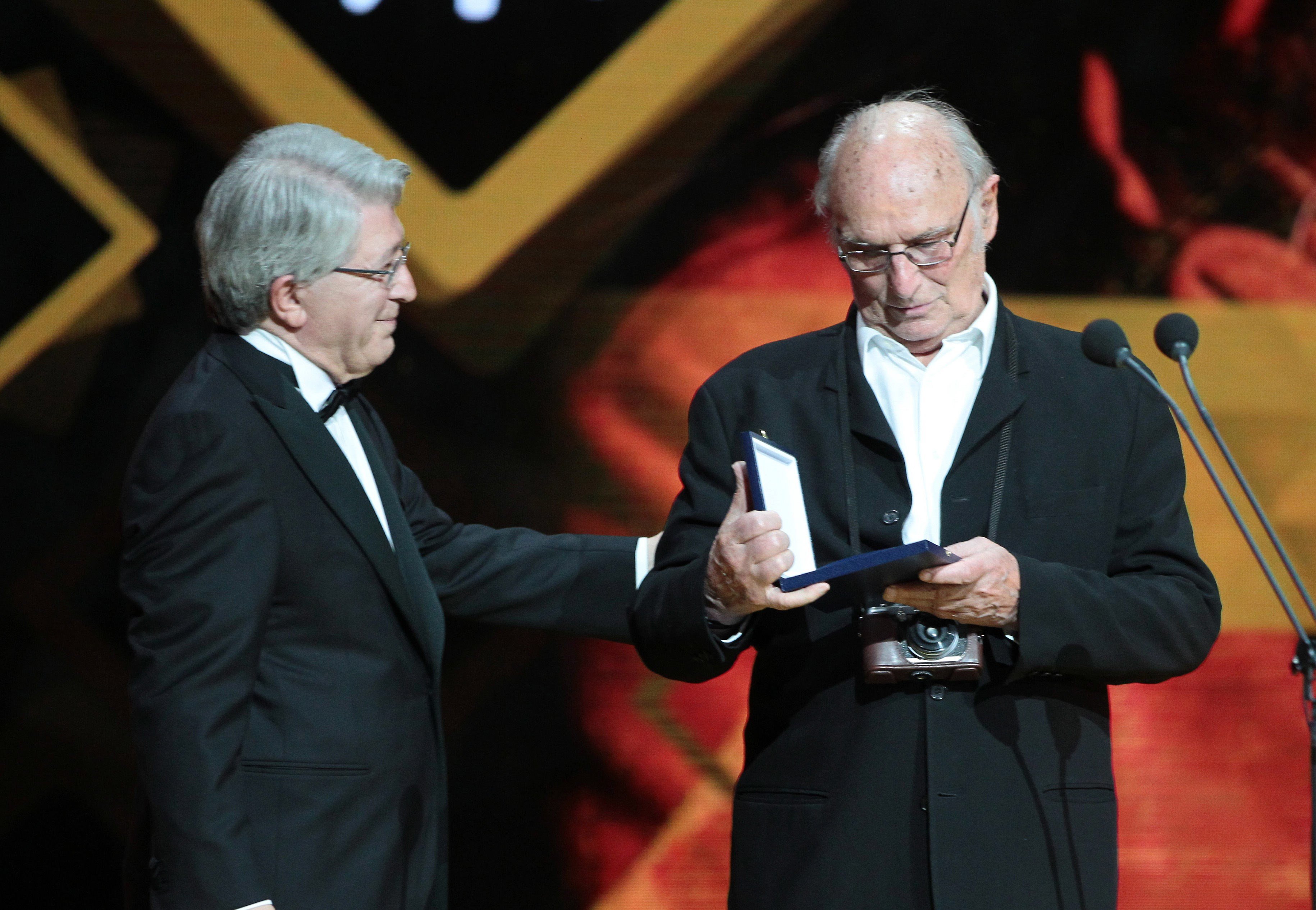 El director Carlos Saura recibió la Medalla de Oro de manos del presidente de EGEDA, Enrique Cerezo.