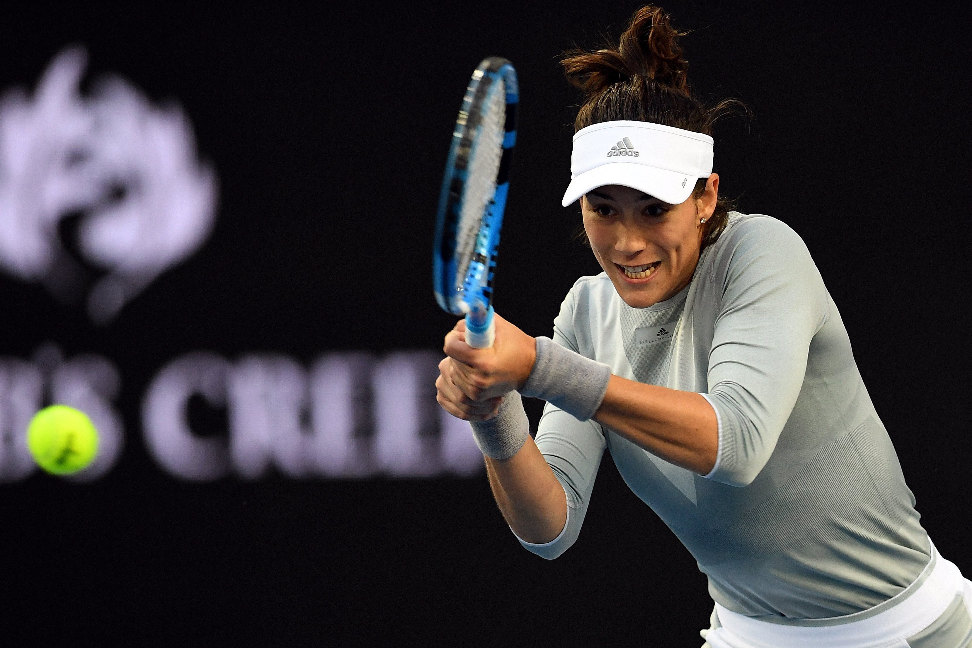 Garbiñe Muguruza devuelve la bola a la francesa Jessika Ponchet.