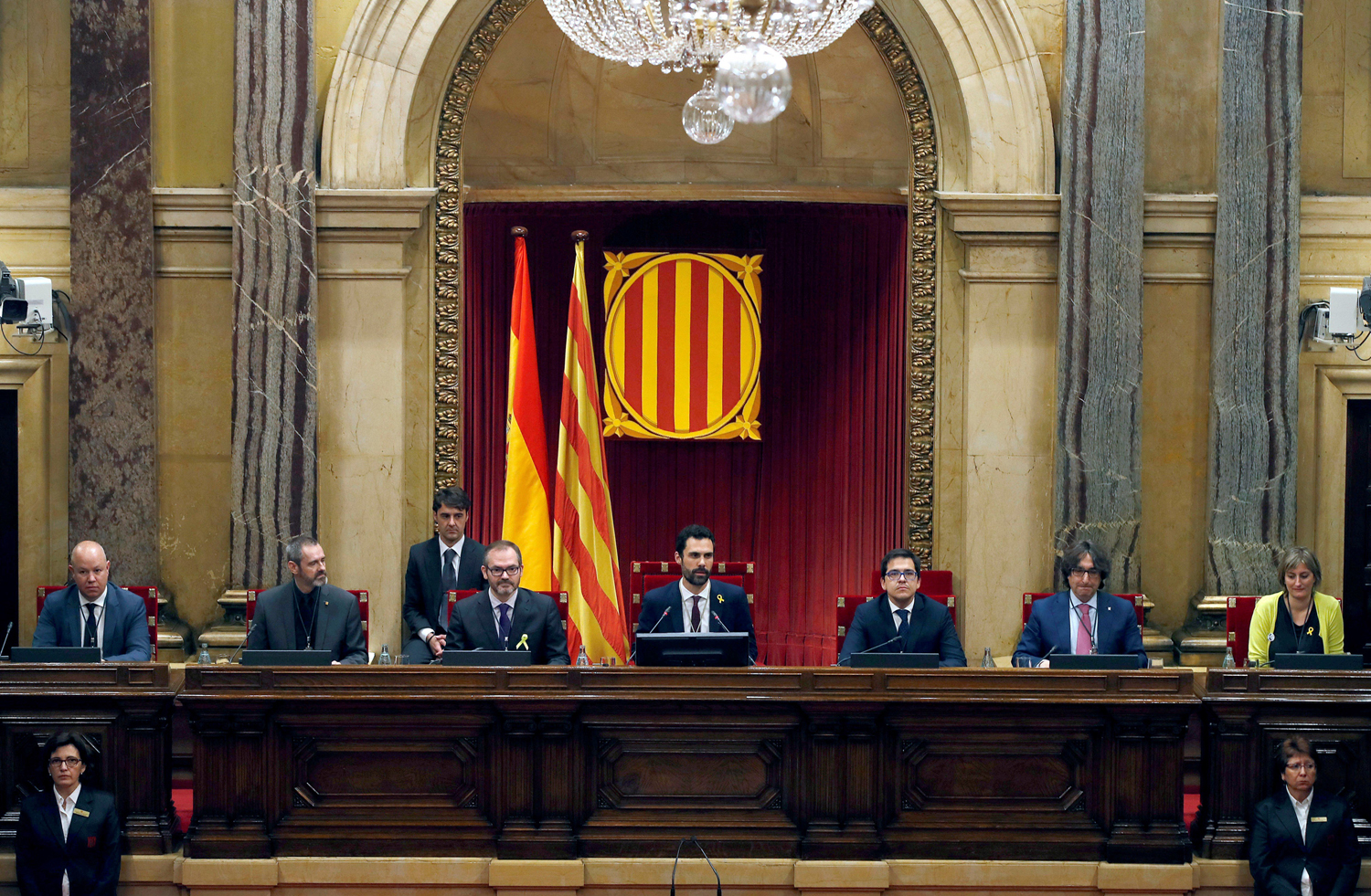 El nuevo presidente del Parlament, Roger Torrent (c), junto a los dos vicepresidentes Josep Costa (i), y José María Espejo-Saavedra (d), durante su primer discurso tras ser elegido durante la sesión constitutiva del Parlamento catalán de la XII legislatura.