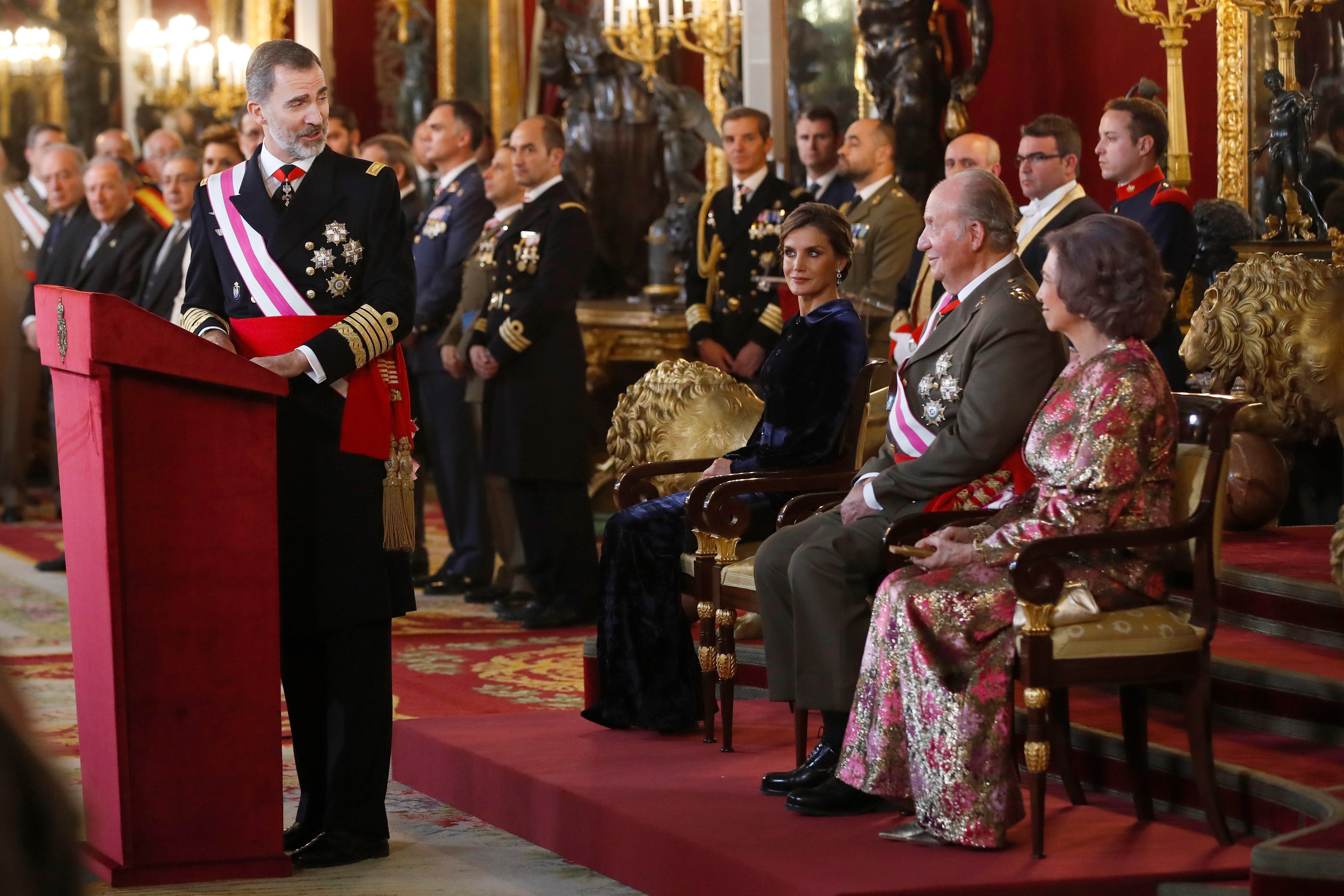 El Rey Felipe V, junto a la Reina Letizia, y los Reyes eméritos Juan Carlos y Sofía, durante su discurso en la celebración de la Pascua Militar.