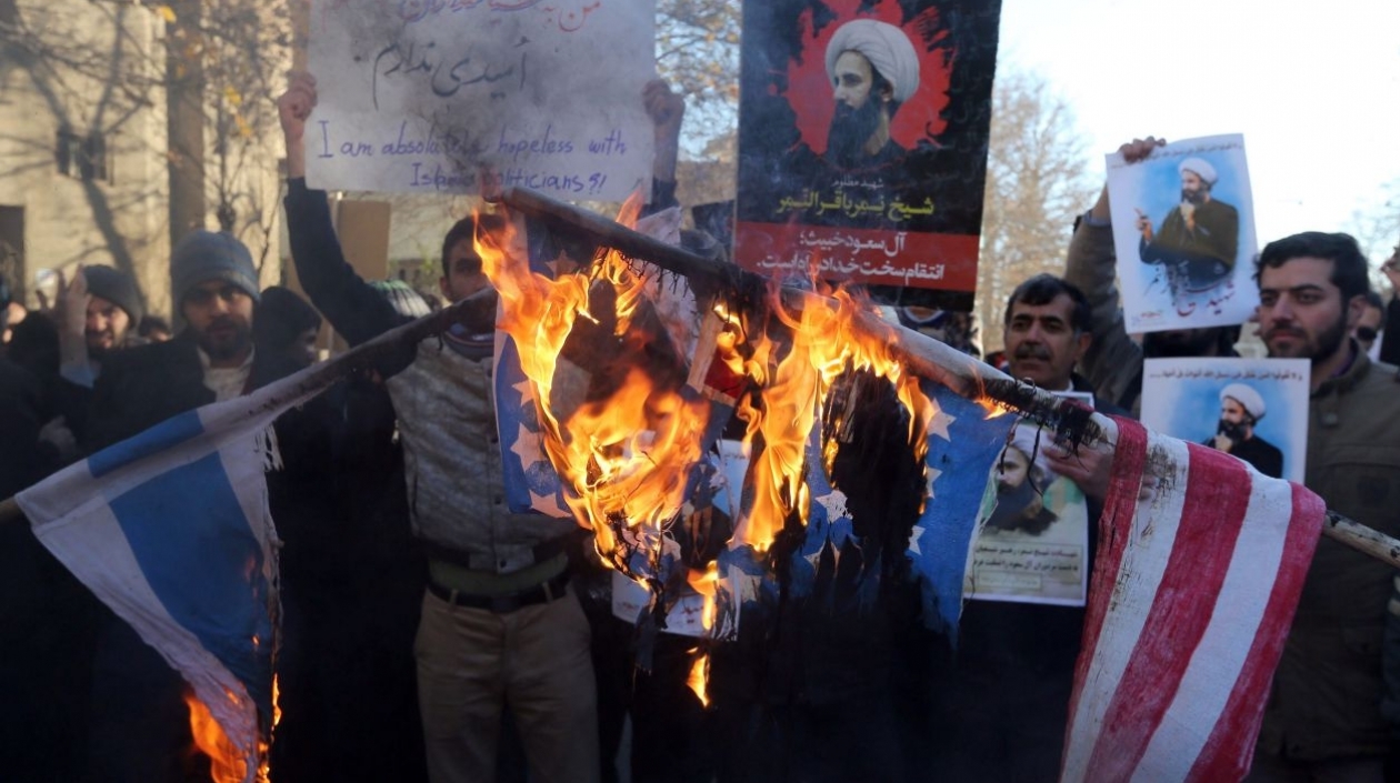 Miles de personas se manifiestan por las calles de Mashhad.