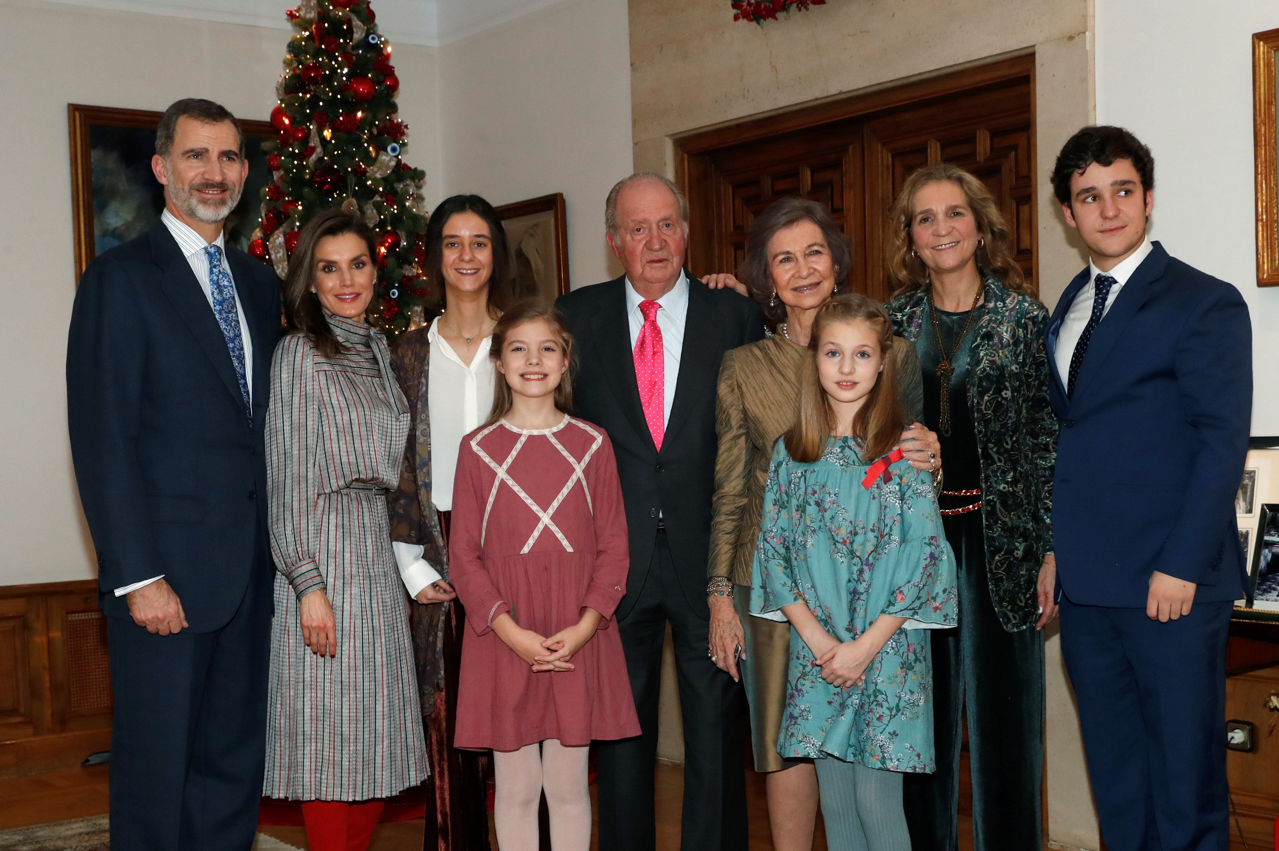 El Rey emérito Juan Carlos I (c), junto a su familia más cercana en la celebración privada de Zarzuela.