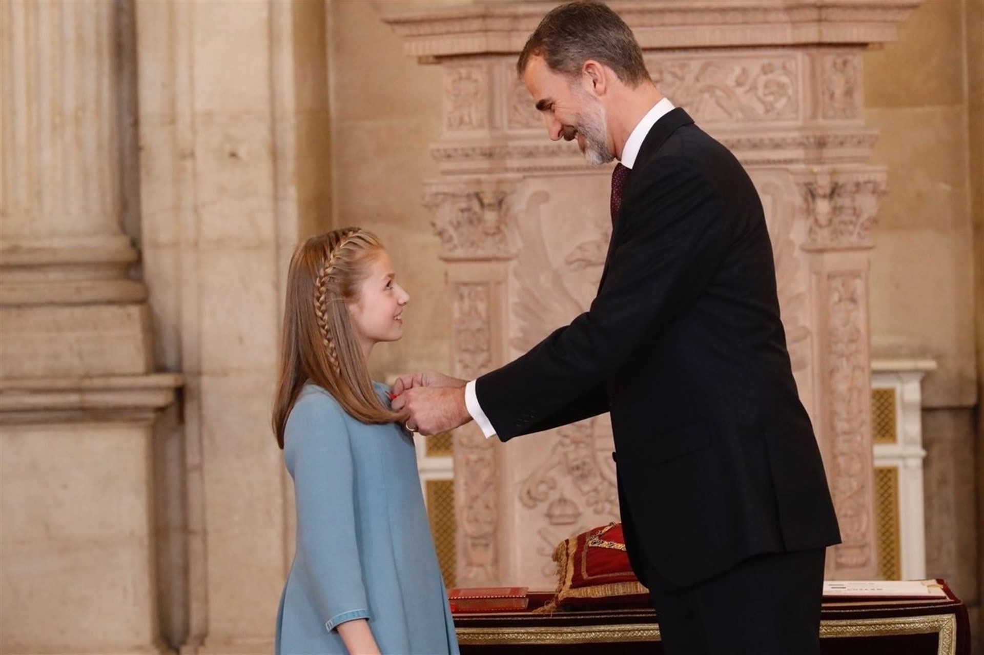 El Rey impone a su hija, la princesa Leonor, el Collar del Toisón de Oro.