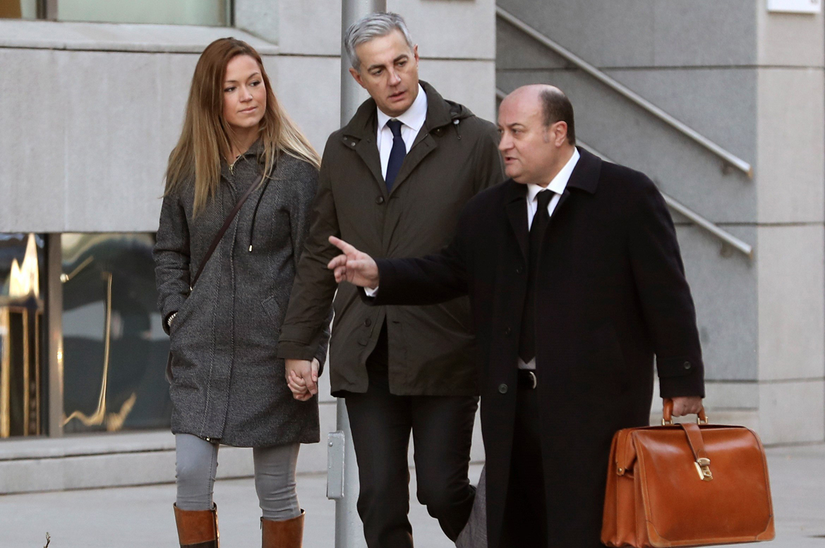 El exsecretario del PP valenciano, Ricardo Costa, con su pareja y su abogado, ayer, a su llegada a la Audiencia Nacional.