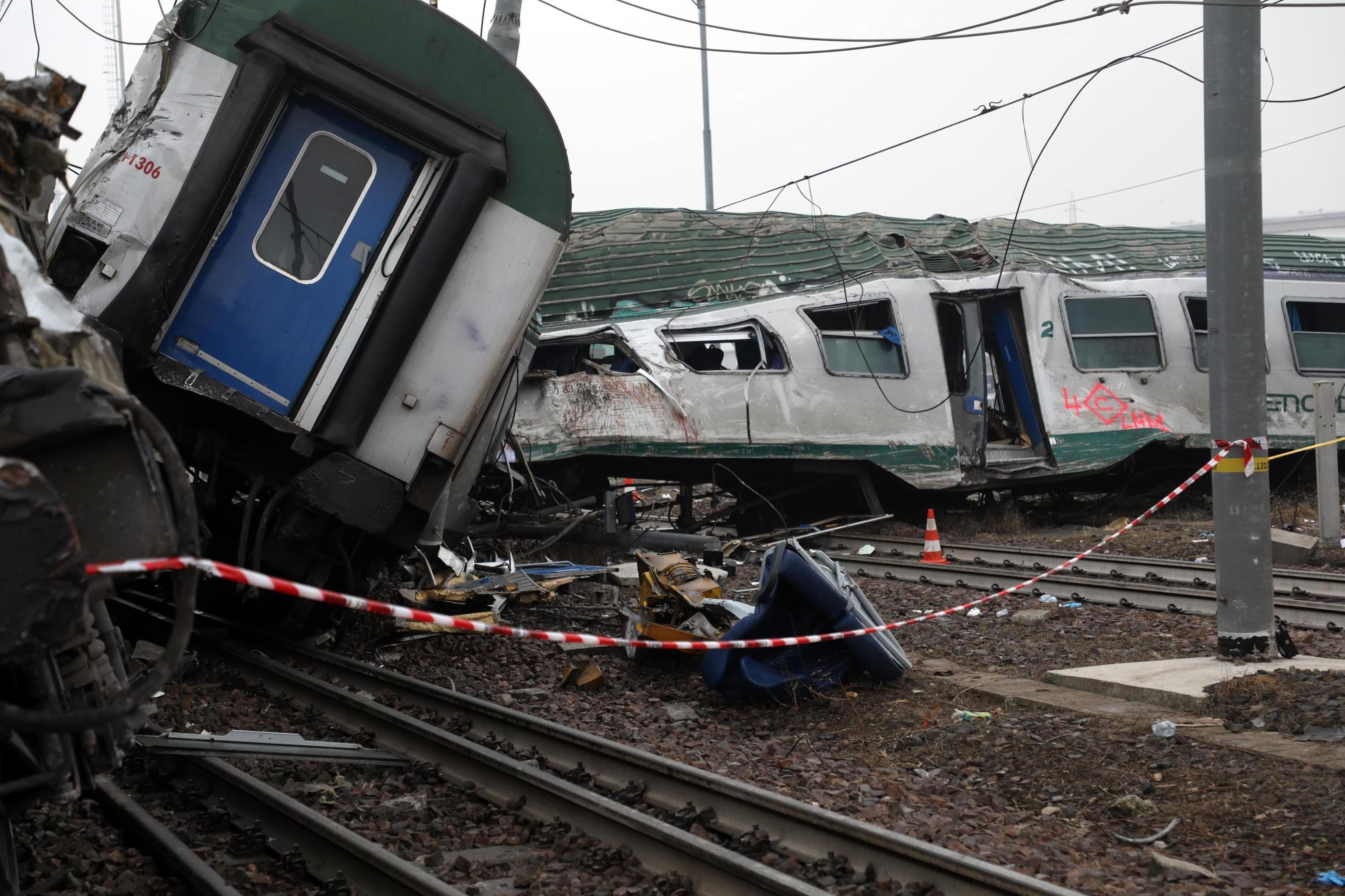 Vista del tren que descarriló cerca de Milán, ayer, donde tres personas murieron y varias decenas resultaron heridas.