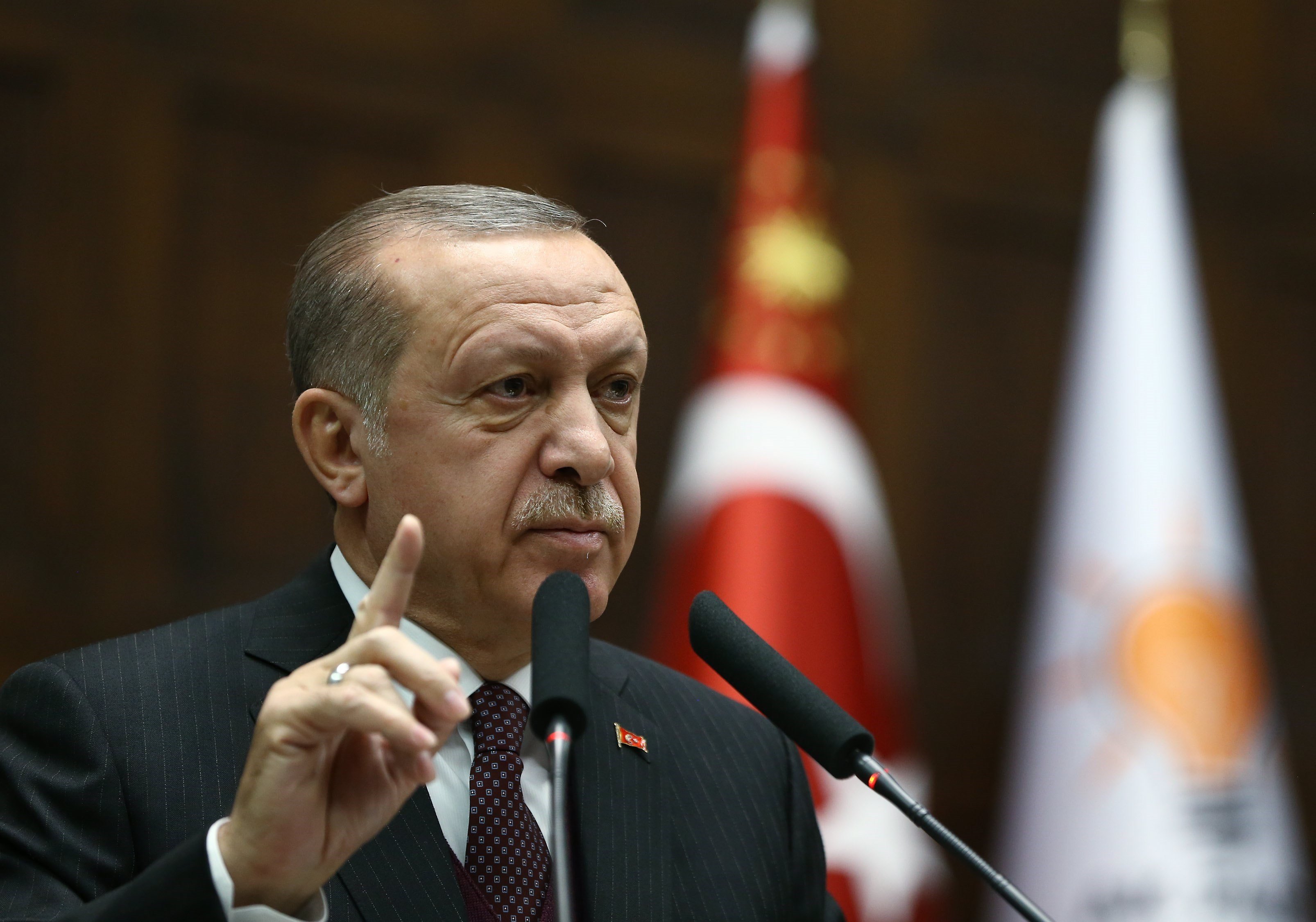 Erdogan dice que Turquía actuará por su cuenta para proteger su seguridad contra los “terroristas” de las YPG .