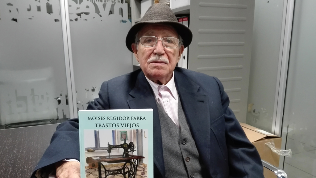 Moisés Regidor Parra, con un ejemplar de su trabajo, que acaba de poner a la venta en las librerías segovianas. / F. D.