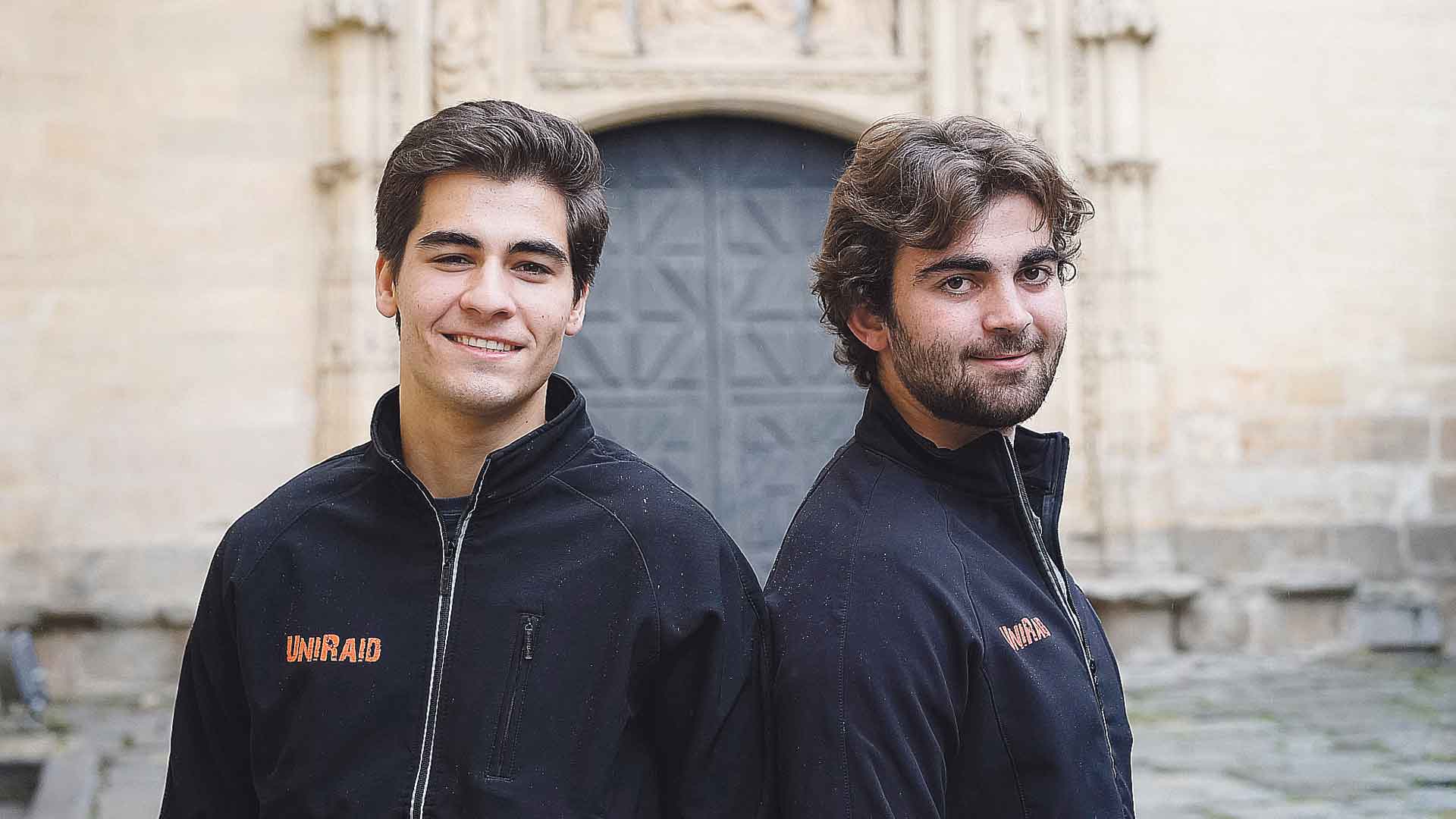 Ignacio Llopis y Octavi Oliu se preparan estos días en Segovia para afrontar la gran aventura humana y solidaria que es Uniraid. / Roberto Arribas