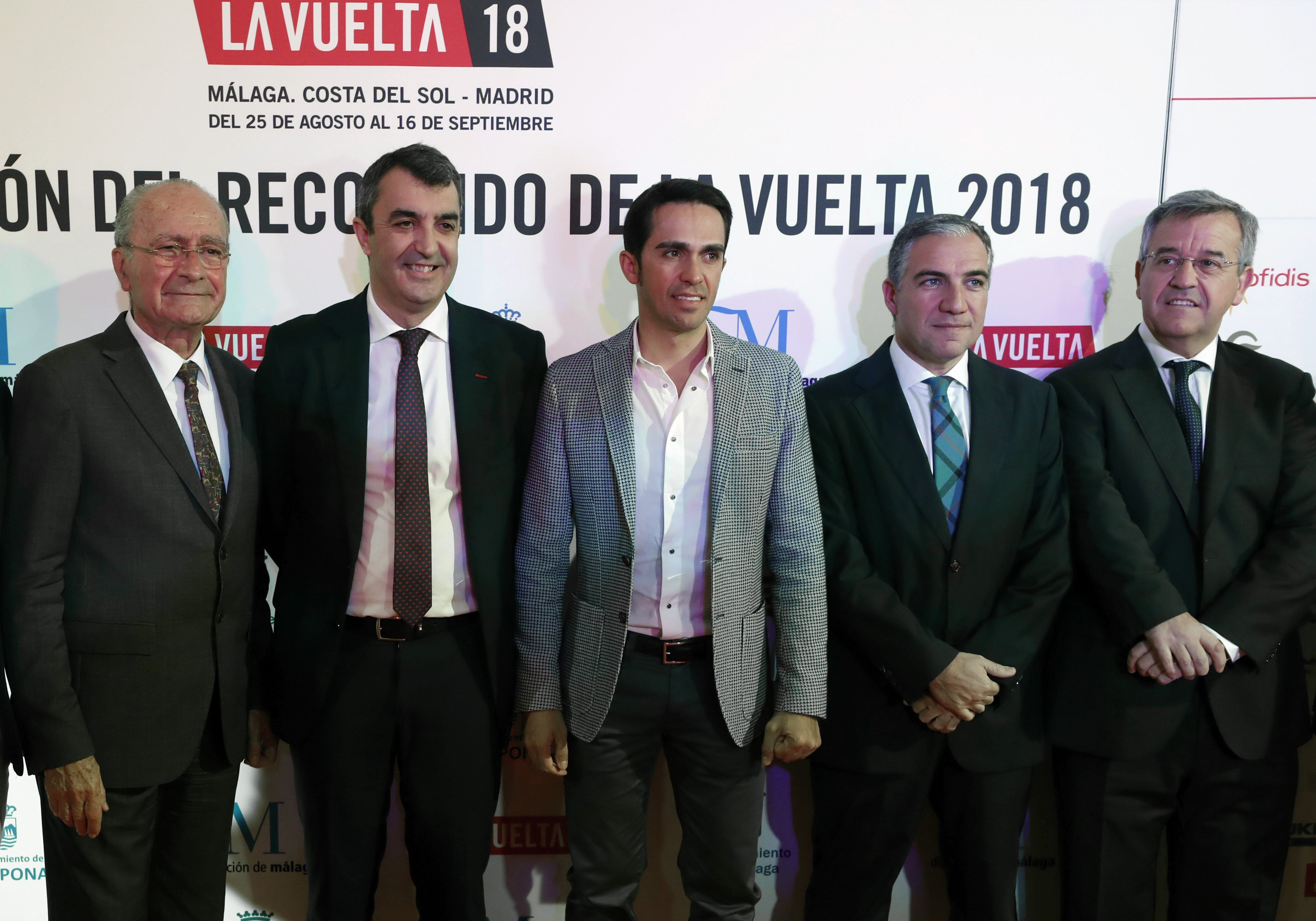 De izda a dcha, El alcalde de Málaga, Francisco de la Torre, el director de la Cuelta Ciclista a España, Javier Guillén, el exciclista Alberto Contador, el presidente de la Diputación de Málaga, Elías Bendodo y el alcalde de Estepona, José María García Urbano.