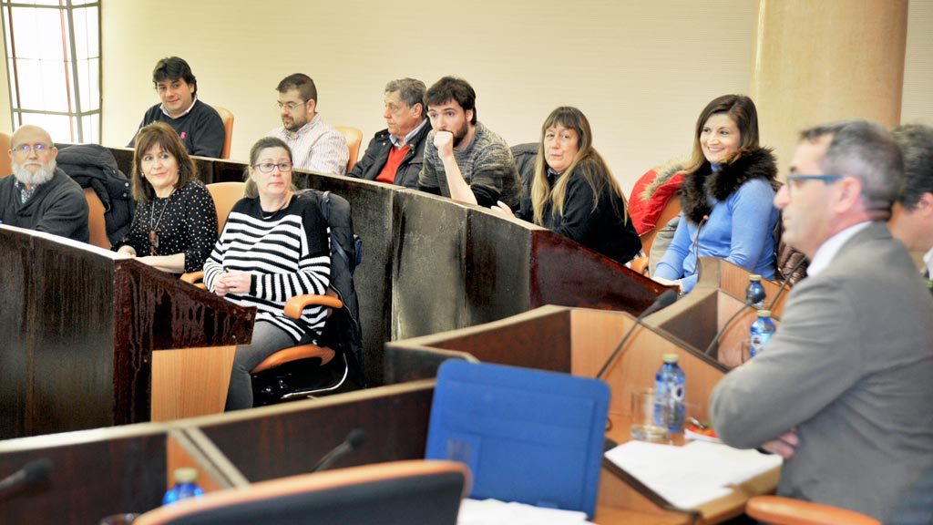 Productores asistentes a la asamblea de ayer, celebrada en el salón de plenos del Palacio Provincial. / kamarero