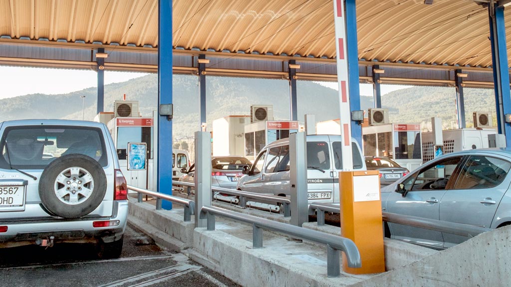 Varios vehículos parados en el peaje de la autopista AP-61 (Segovia-San Rafael) para abonar el pago correspiente. / kamarero