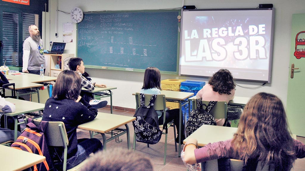 Los escolares, durante la emisión del audiovisual sobre los residuos. / el adelantado
