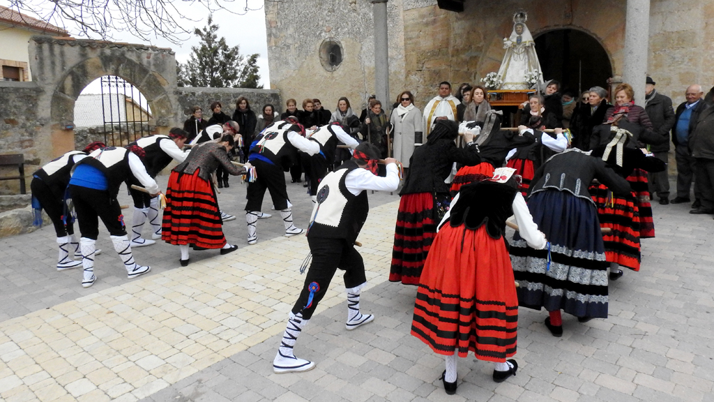 Paloteo en Hontoria, ante la Virgen de las Candelas. / G. Herrero