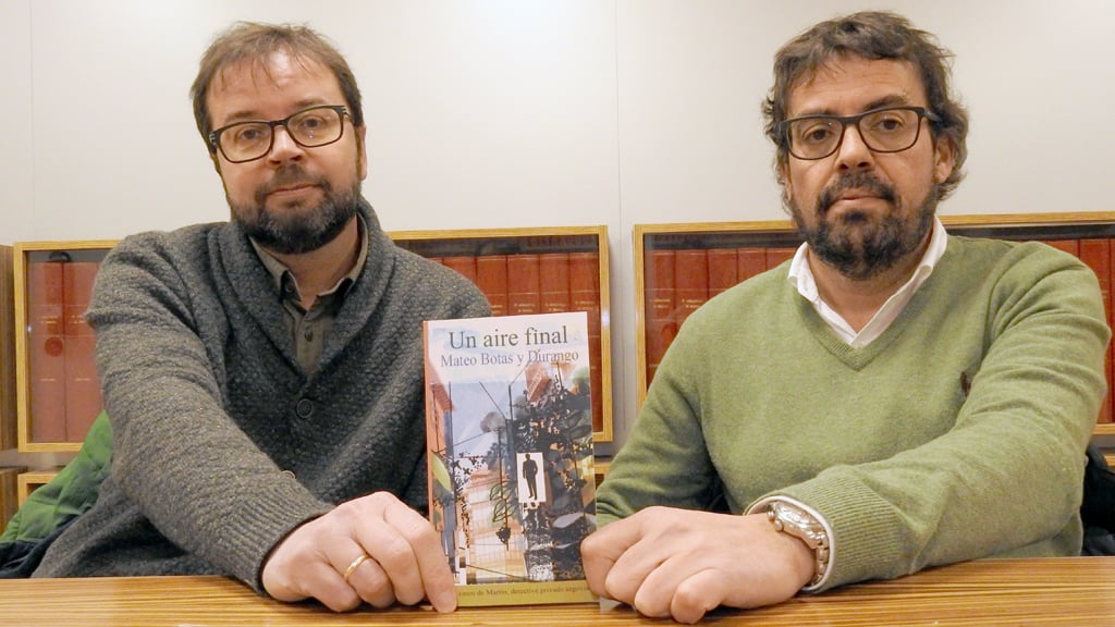 Los autores, con un ejemplar del libro, en El Adelantado. / Guillermo Herrero