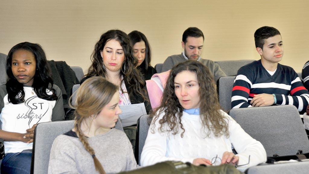 Estudiantes de Derecho de la UVa asistieron ayer al pleno de la Diputación Provincial. / kamarero