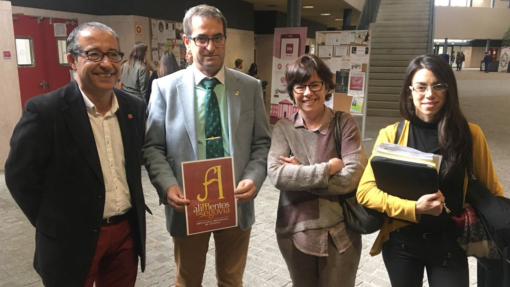 El diputado del Área con el logotipo actual, en el campus de la UVa, de donde saldrá el nuevo. / el adelantado