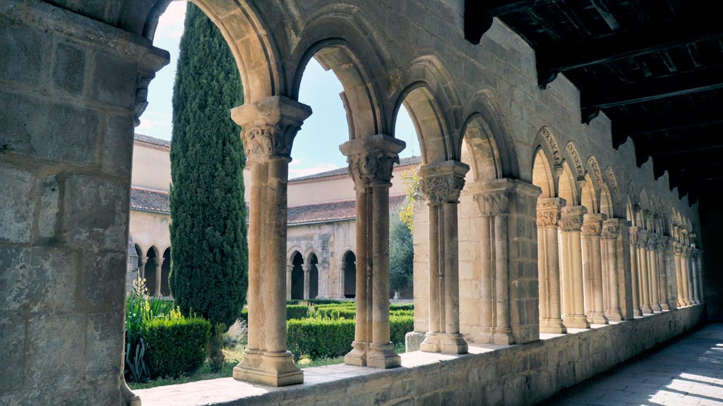 Claustro de Santa María la Real de Nieva con sus capiteles. / KAMARERO