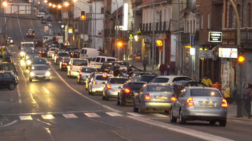 Tráfico en la travesía de San Rafael. / E.A.