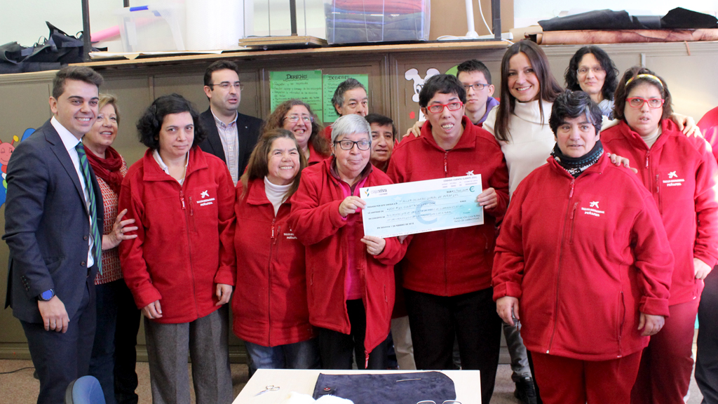 'Otoño Enológico' solidario 1 Un momento de la entrega del cheque en Peñafiel. / el adelantado