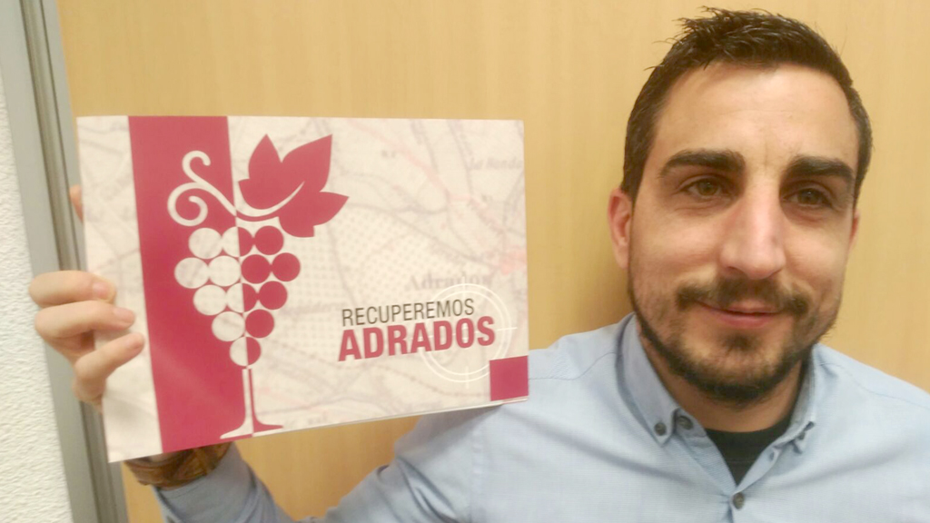 Sergio Muñoz, con un folleto de su proyecto. / Nerea Llorente