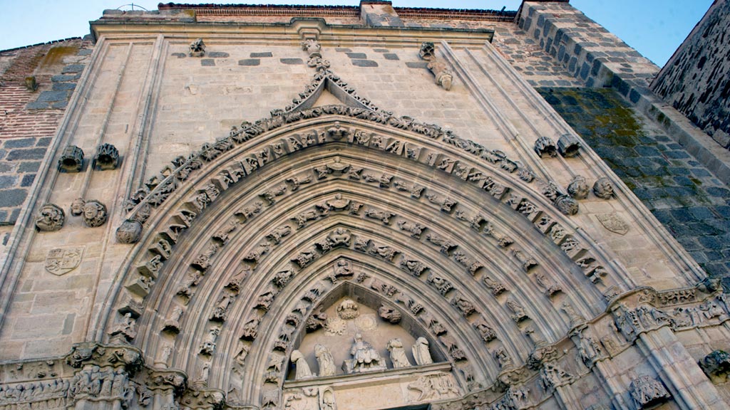 Puerta de acceso a la iglesia monaterio de Santa María. / KAMAREROaria-Nieva_KAM5373