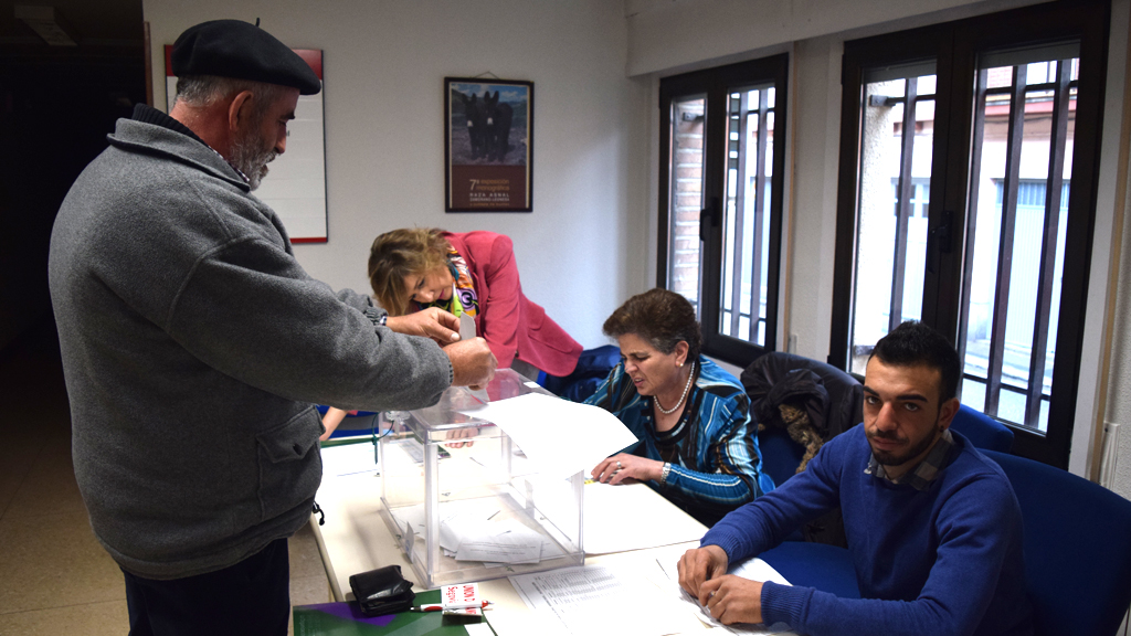 Un agricultor, votando ayer en Segovia. / Rocío Pardos