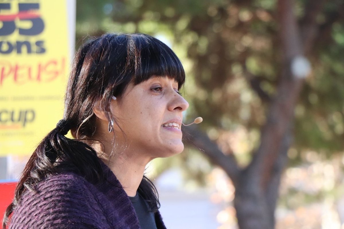 La exdiputada independentista de la CUP, Anna Gabriel, durante una entrevista ante los medios.