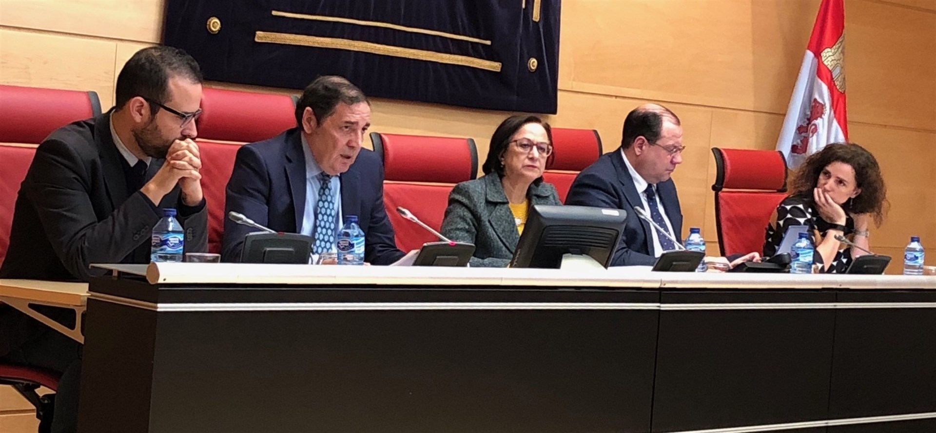 El consejero Antonio María Sáez Aguado (2d) compareció a petición propia ante la Comisión de Sanidad de las Cortes.