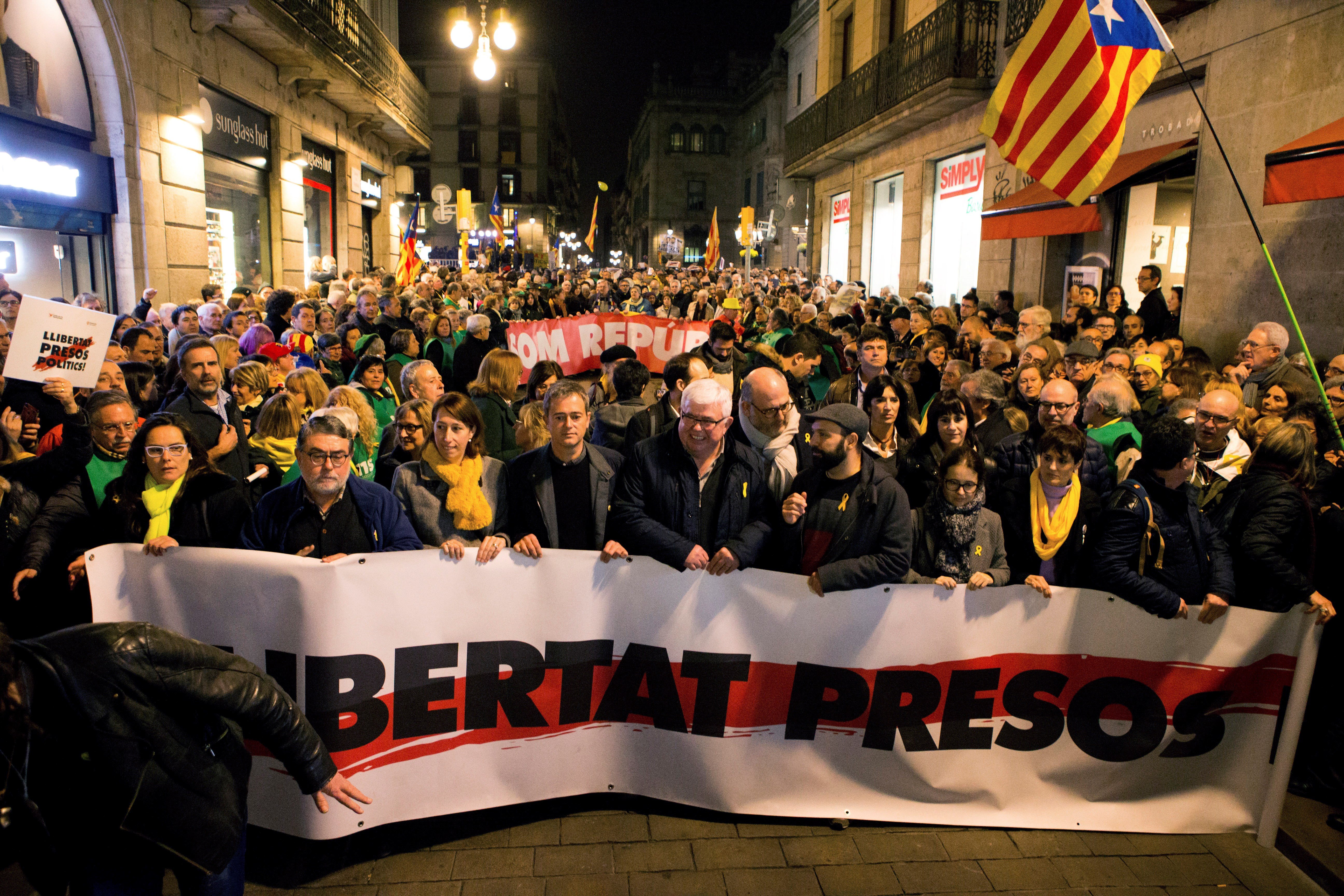 Varias personas se manifiestan en Barcelona a favor de la liberación de los políticos independentistas encarcelados.