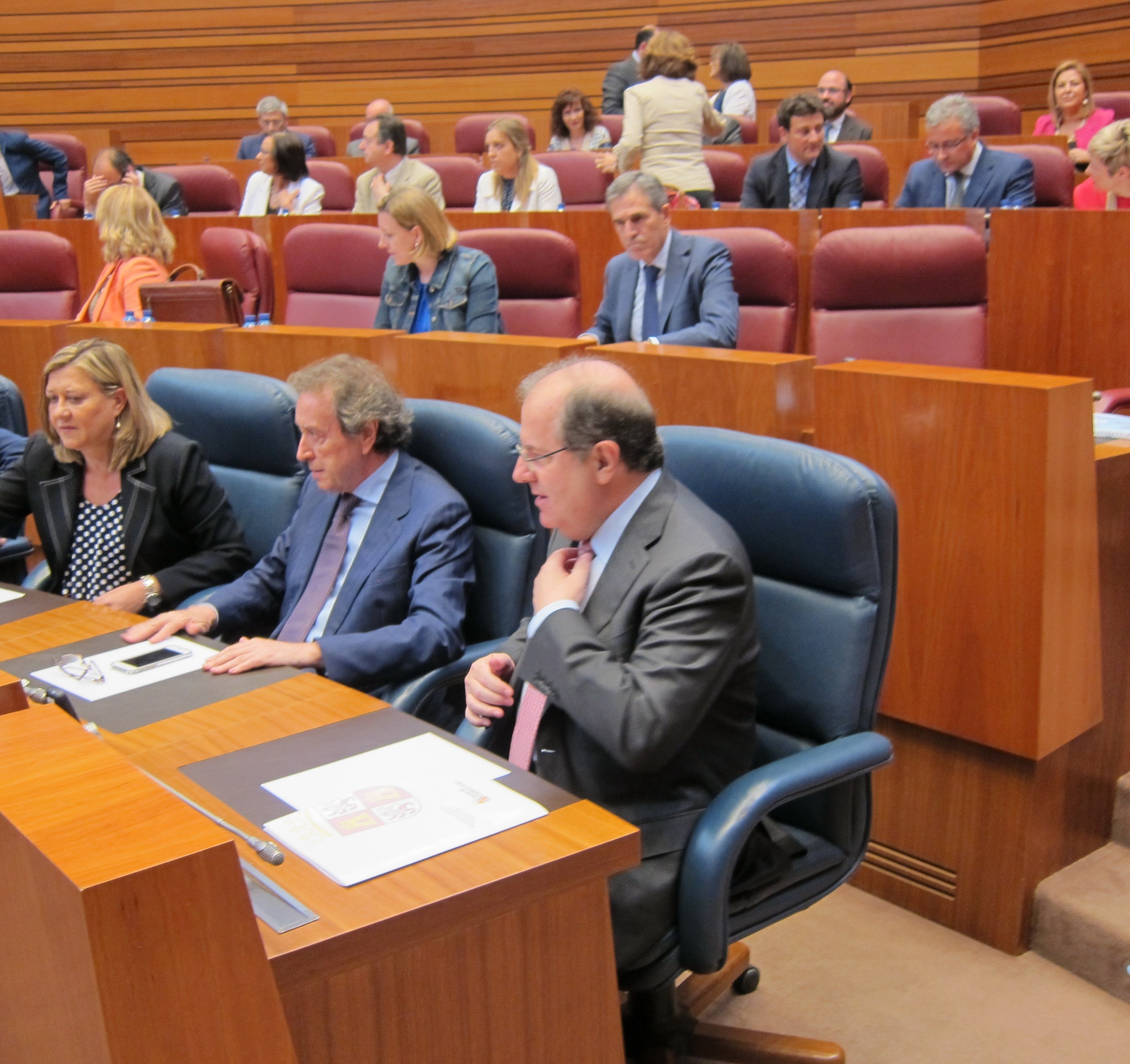 El presidente de la Junta de Castilla y León, Juan Vicente Herrera, en un pleno de las Cortes autonómicas.