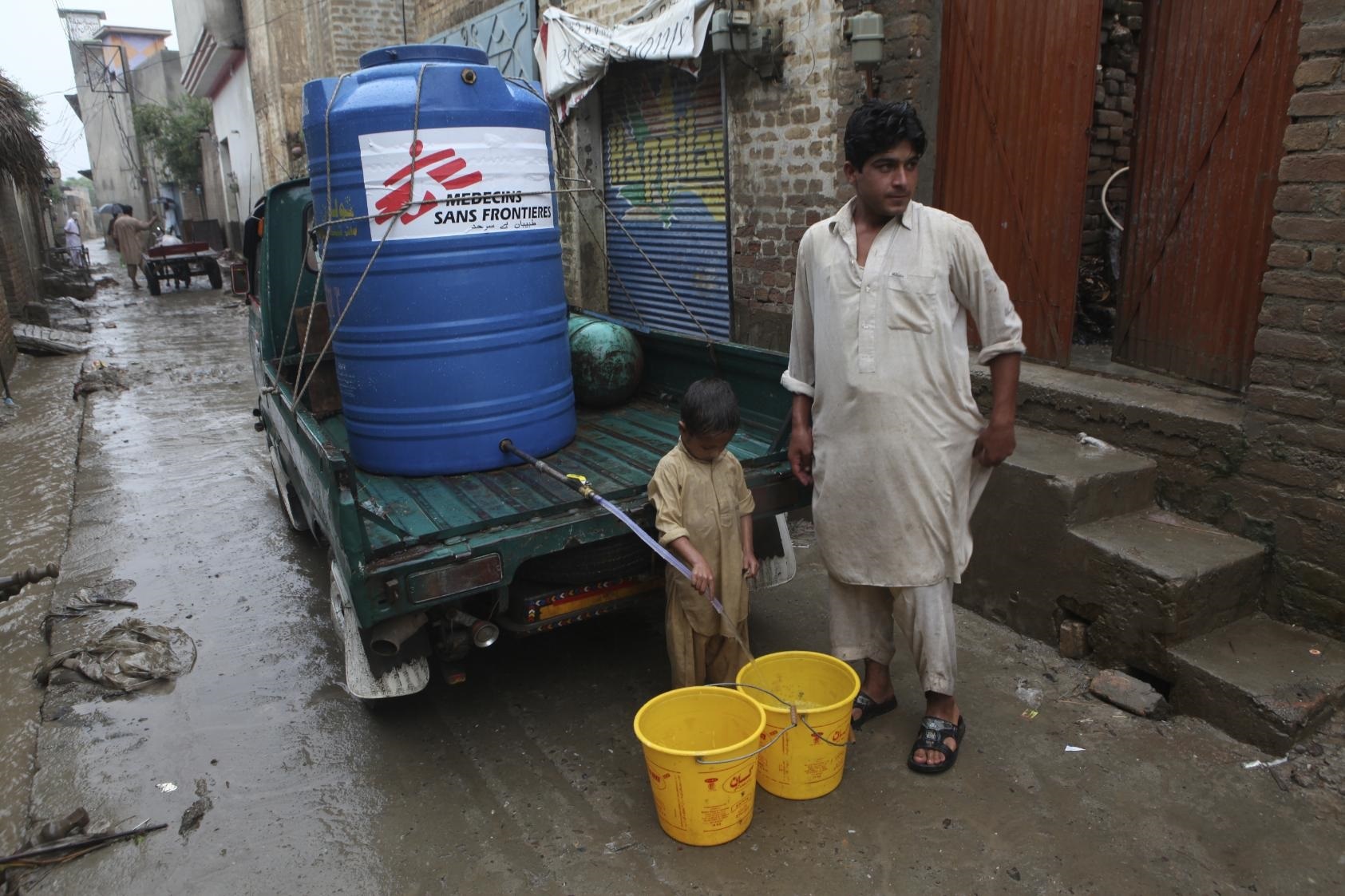 Voluntarios de Médicos Sin Fronteras colaboran en Pakistán.