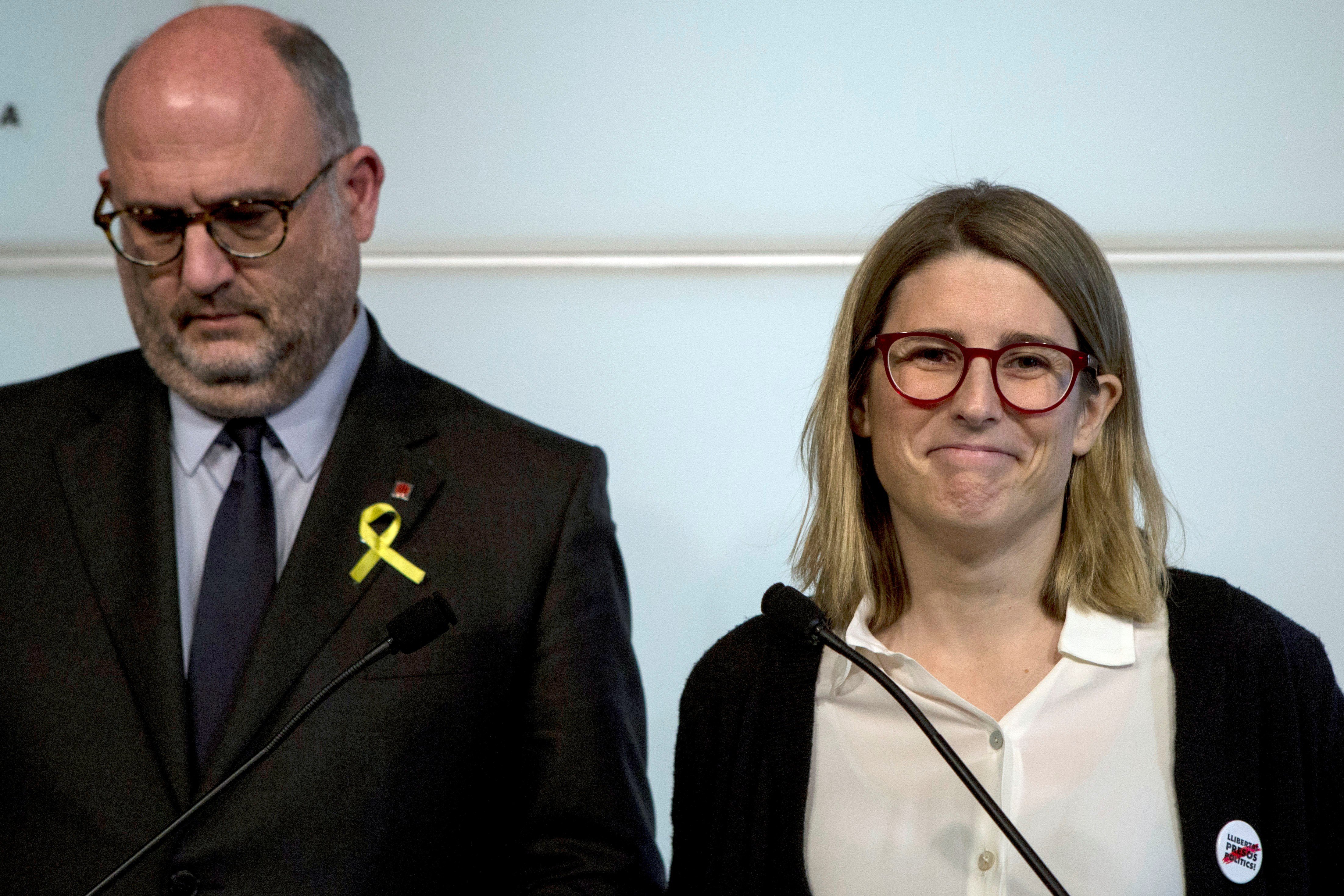 La portavoz de JxCat en el Parlamento de Cataluña, Elsa Artadi, atiende a los medios de comunicación.