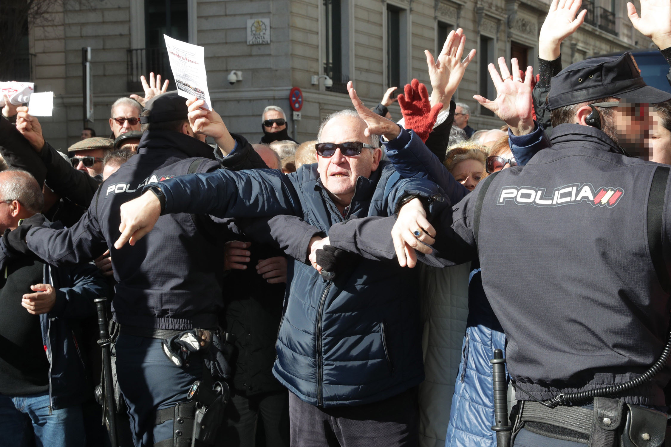 Los manifestantes llegaron a las puertas del Congreso, donde estaba teniendo lugar un Pleno.