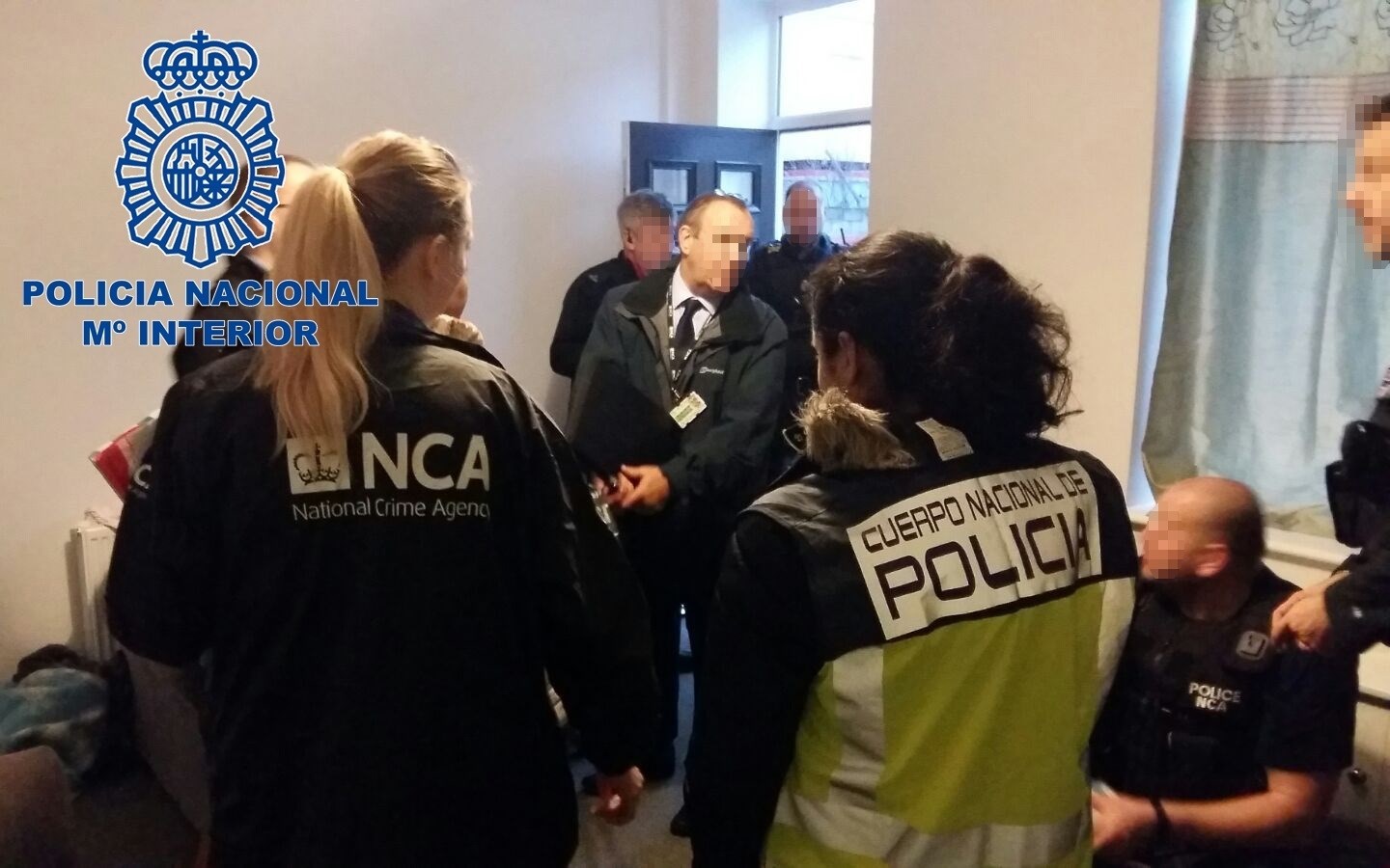 Miembros de la Policía Nacional y la National Crime Agency rastrean una de las viviendas .