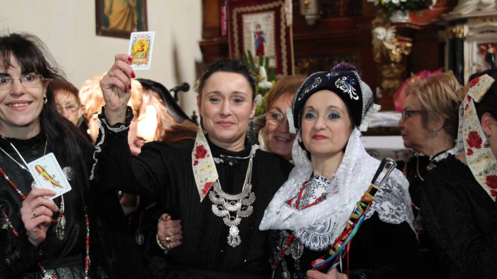 Danzas a Santa Águeda en Cuéllar 2 Yolanda Llorente sacó, entre lágrimas de emoción, el ansiado orón