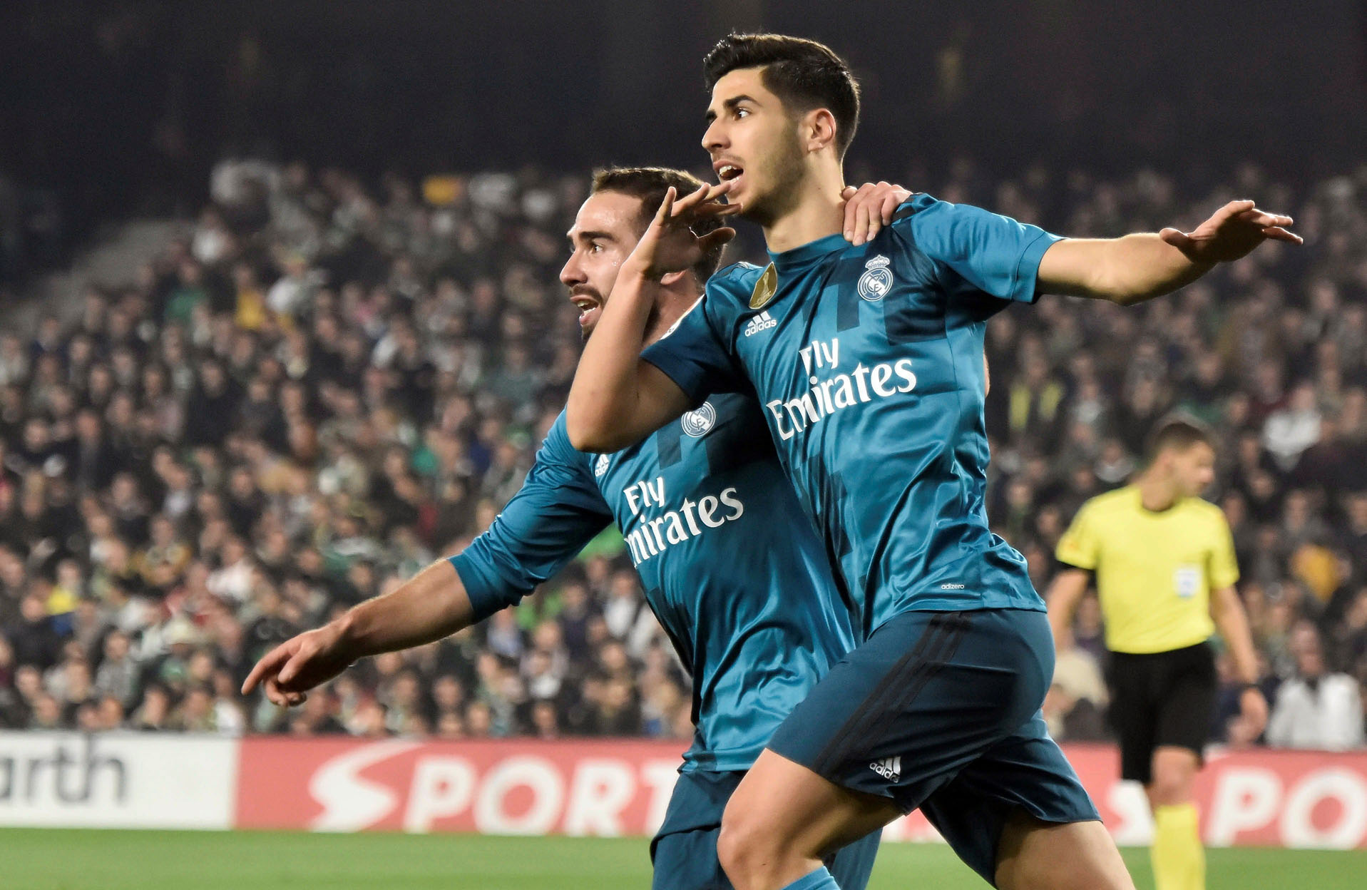 Asensio celebra con Carvajal el tercer gol del Real Madrid en el Benito Villamarín, el tanto número 6.000 de los blancos en la historia de la Liga.