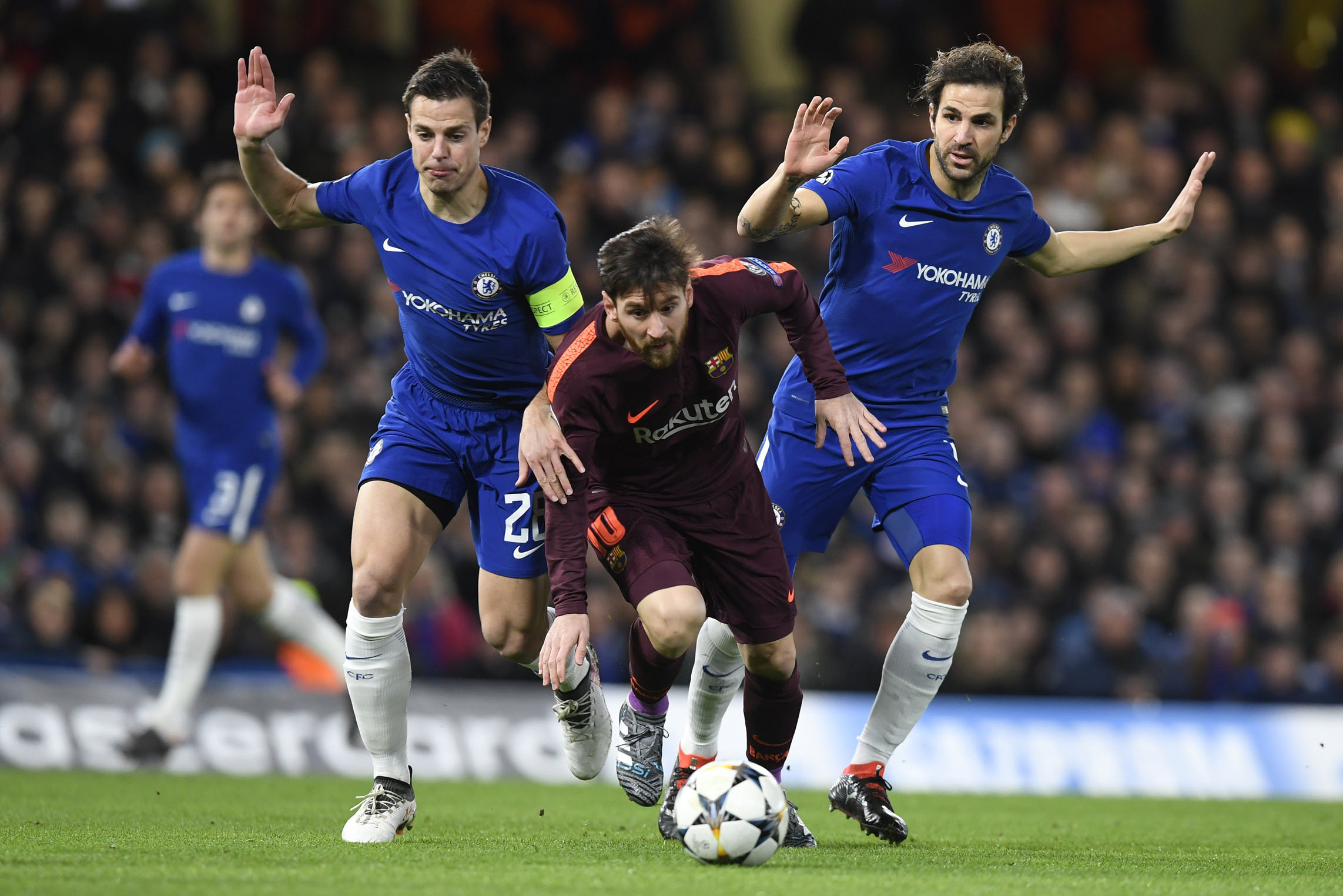 Messi, que nunca había marcado un gol al Chelsea hasta anoche en Stamford Bridge, intenta superar la defensa de Azpilicueta y Cesc Fábregas.