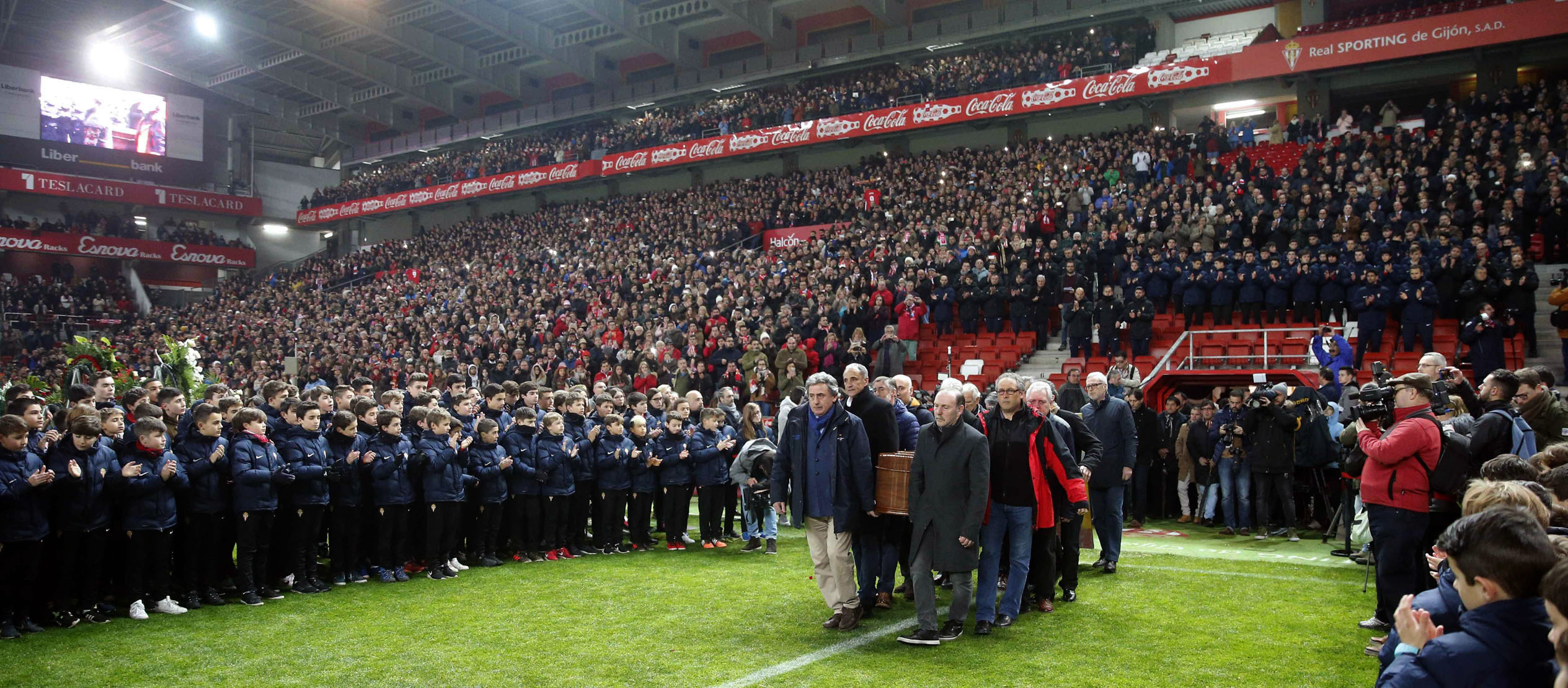 El estadio de El Molinón, que a partir de ahora llevará adosado a su nomenclatura el nombre de Quini, fue el escenario del multitudinario funeral del exfutbolista asturiano.