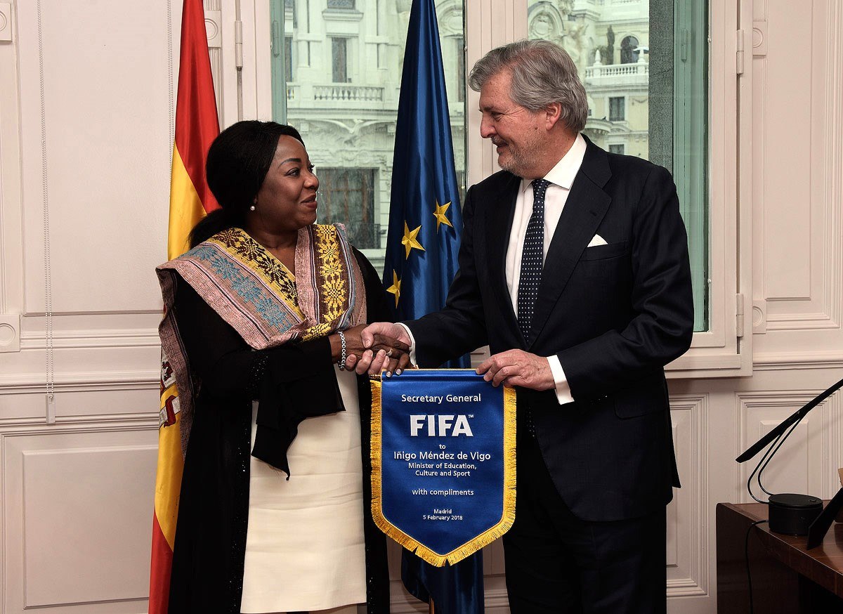El ministro Iñigo Méndez de Vigo, junto con la secretaria general de la FIFA, la senegalesa Fatma Samoura.