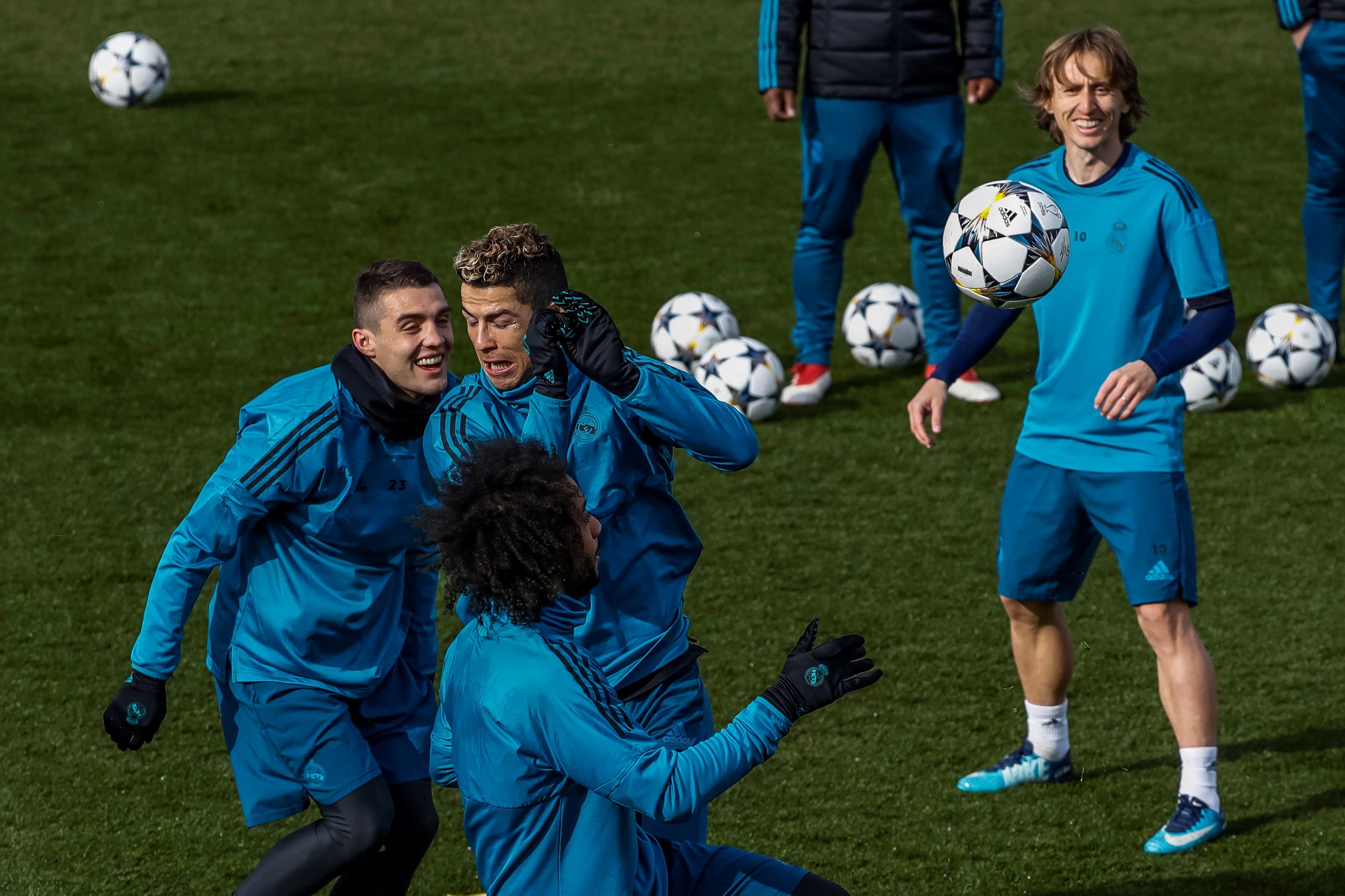 Cristiano y Kovacic chocan amigablemente durante un ejercicio en el último entrenamiento que realizó el Real Madrid en su ciudad deportiva antes de enfrentarse esta noche al PSG.