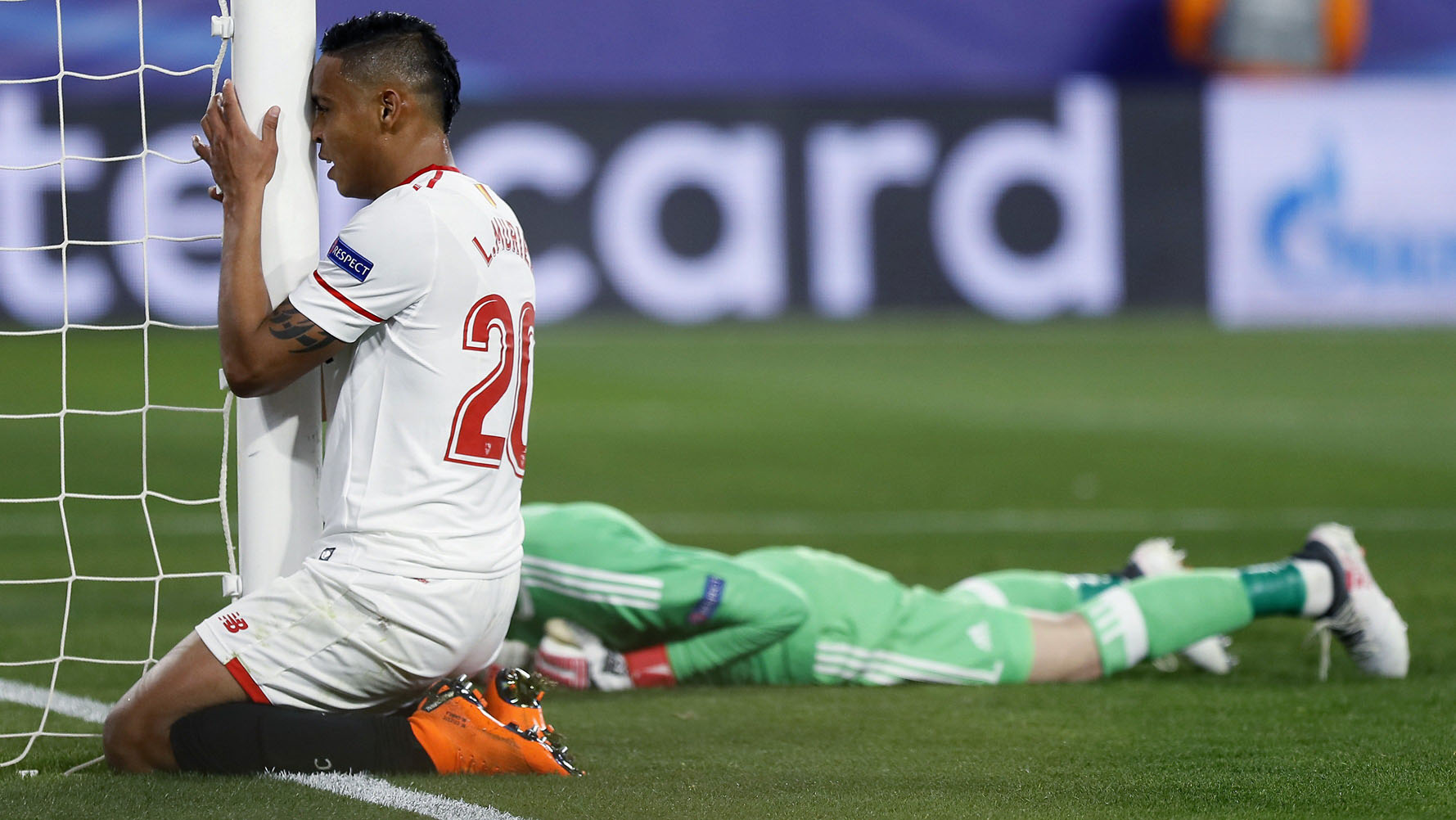 Muriel se lamenta después de que De Gea desbaratase una clara ocasión que pudo haber dado ventaja al Sevilla.