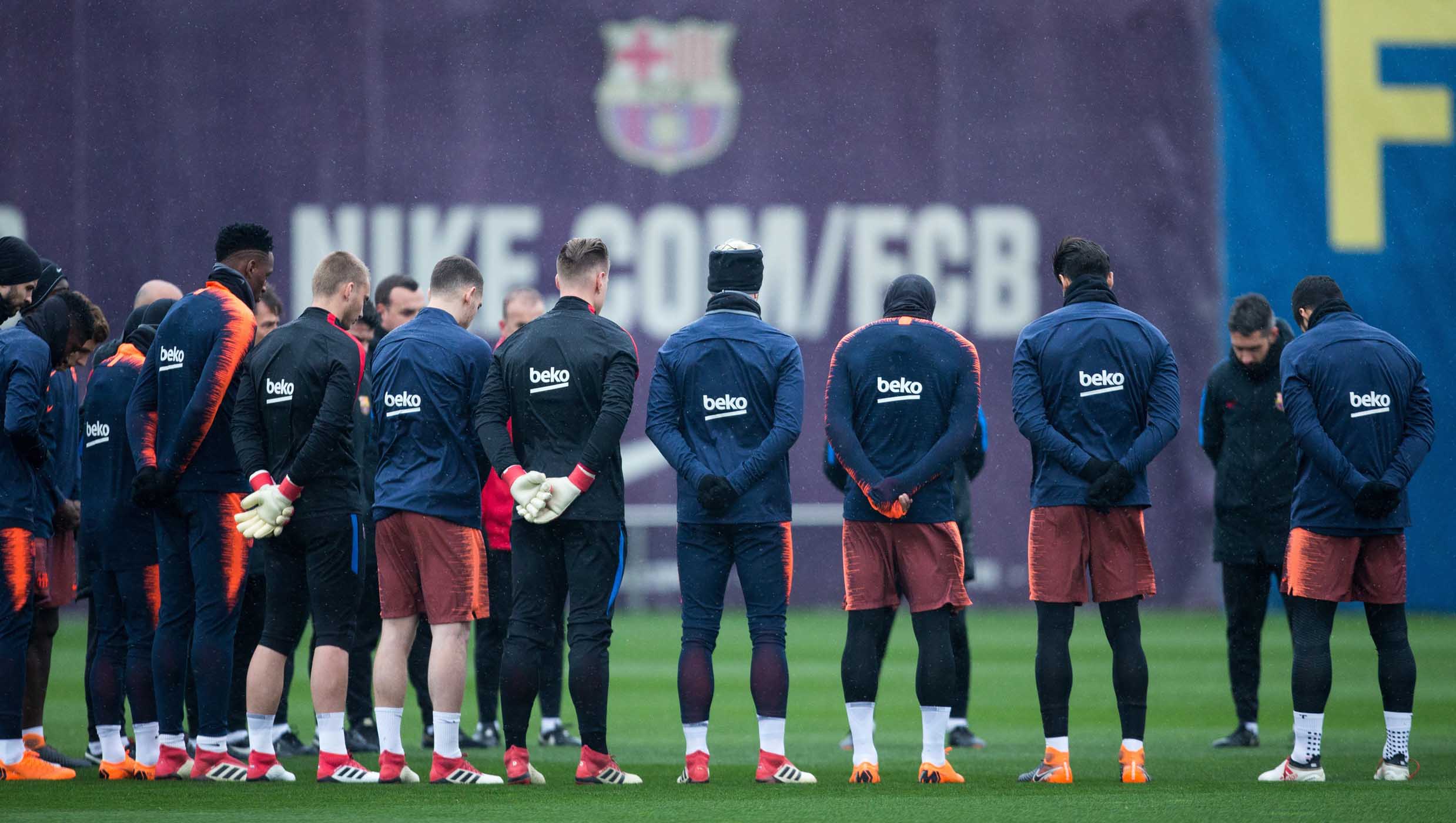 Plantilla y cuerpo técnico del Barça guardaron un minuto de silencio antes de empezar el entrenamiento por el fallecimiento de Enrique Castro ‘Quini’.