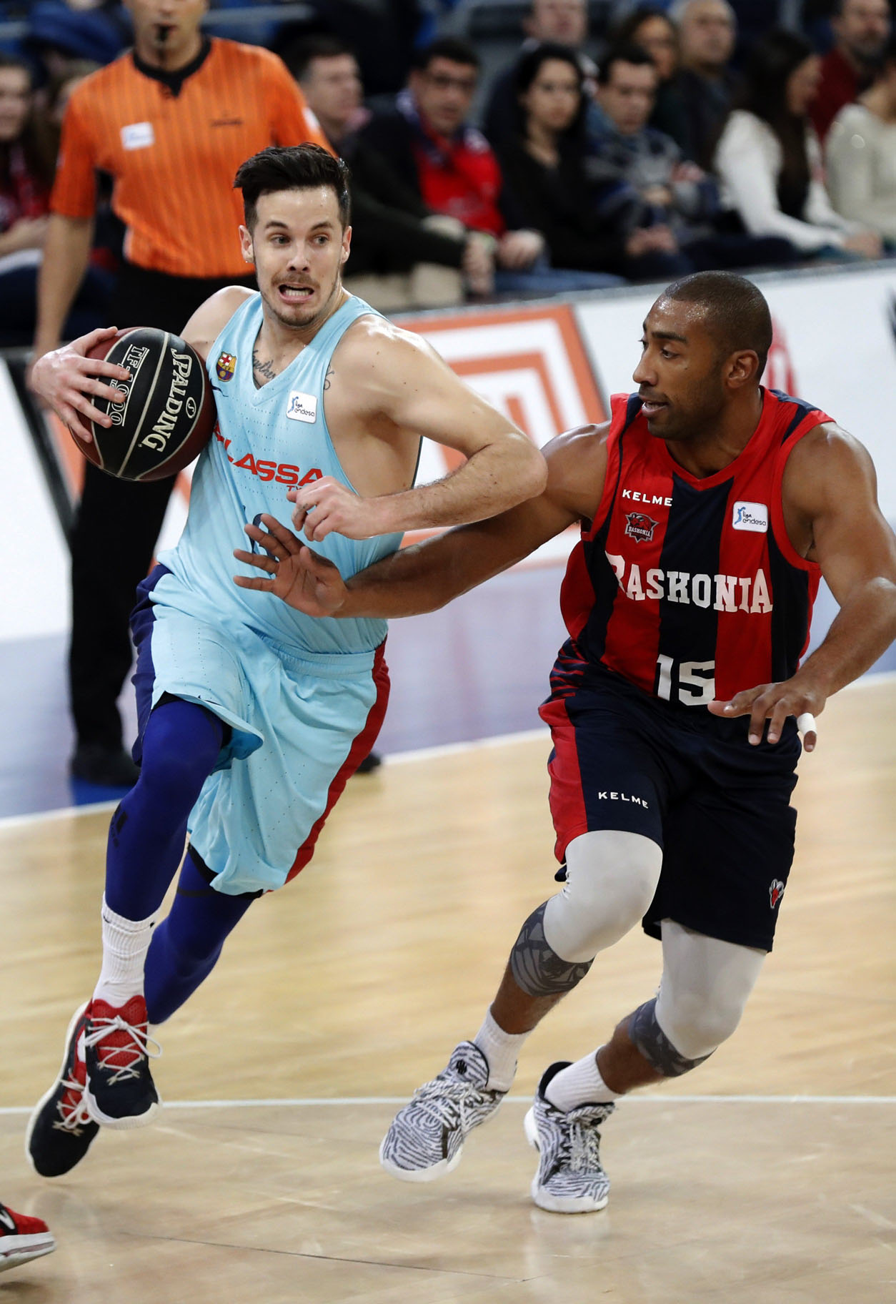 Thomas Heurtel avanza ante la defensa de Jayson Granger.