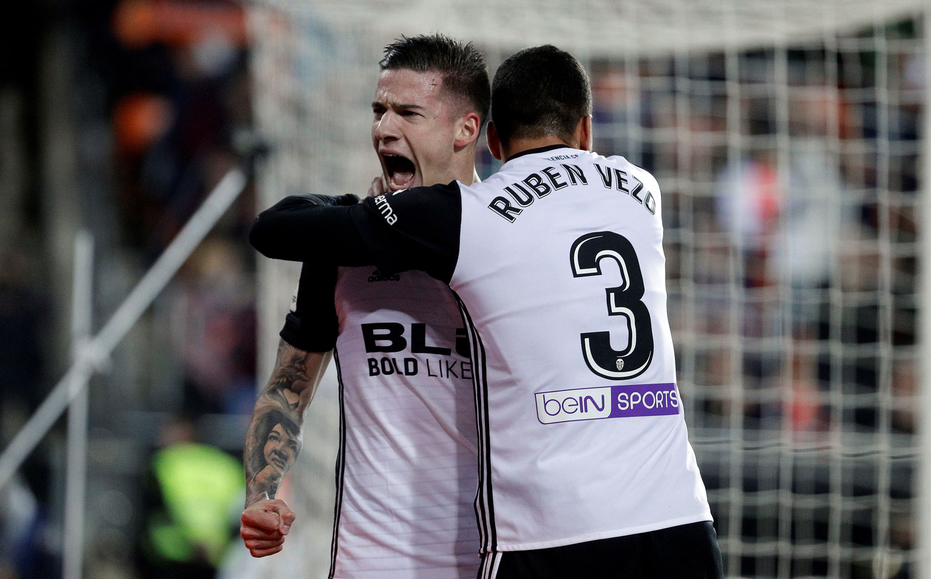 Santi Mina celebra el primer gol del Valencia en el derbi ante el Levante.