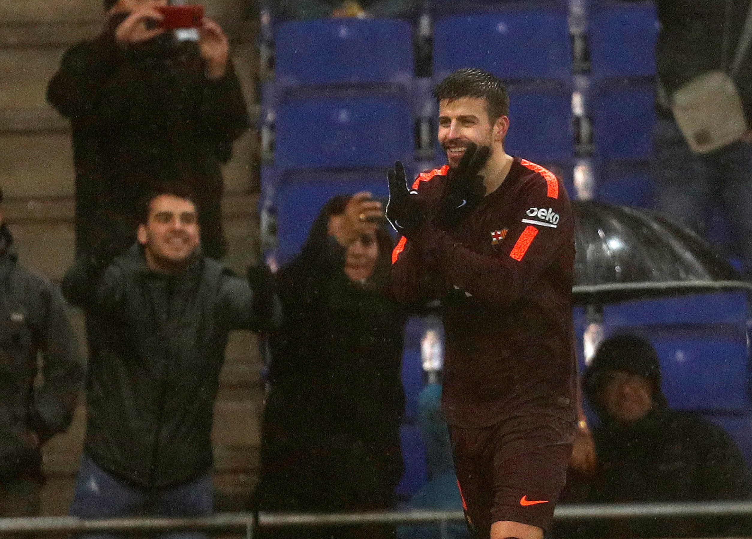 El defensa del FC Barcelona, Gerard Piqué, celebra el gol que supuso el empate ante el Espanyol en el derbi catalán.