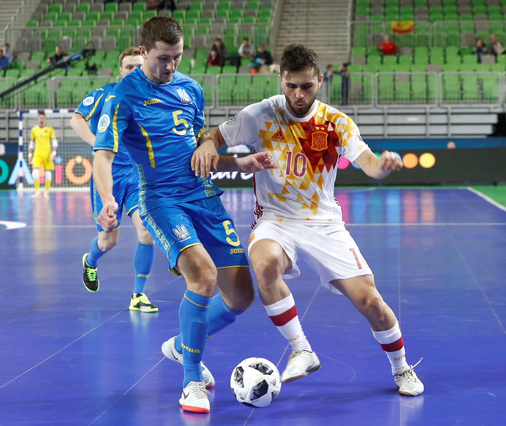 El ala-pívot de la selección española de fútbol sala Rafael Usín (d) lucha por un balón dividido ante un rival ucraniano.