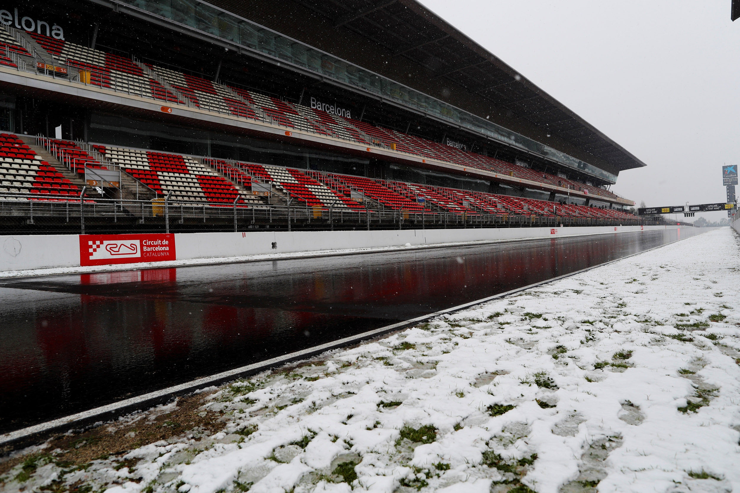 Montmeló amaneció cubierno de nieve y retrasó el inicio de la sesión.