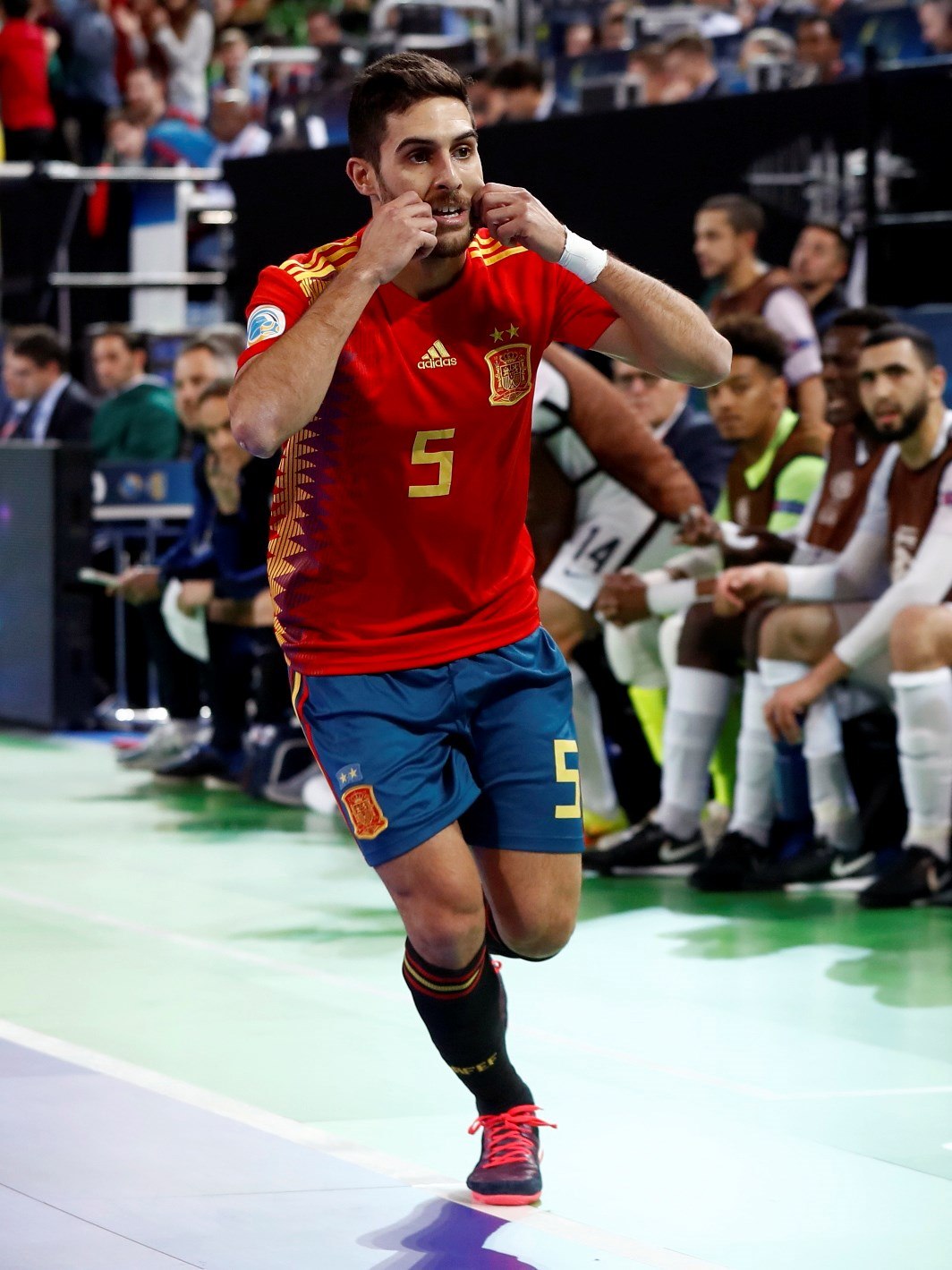 Adolfo celebra un gol en el primer partido ante Francia.